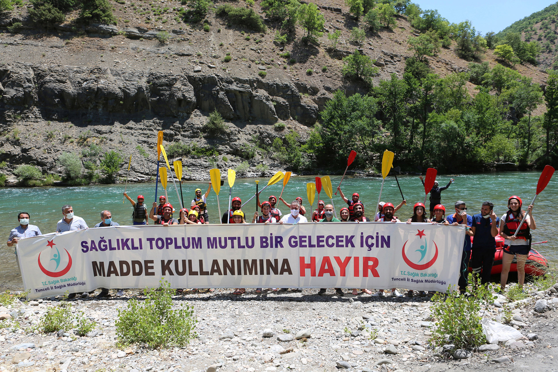 saglik-calisanlari-farkindalik-icin-munzur-cayinda-rafting-yapti_6049_dhaphoto3