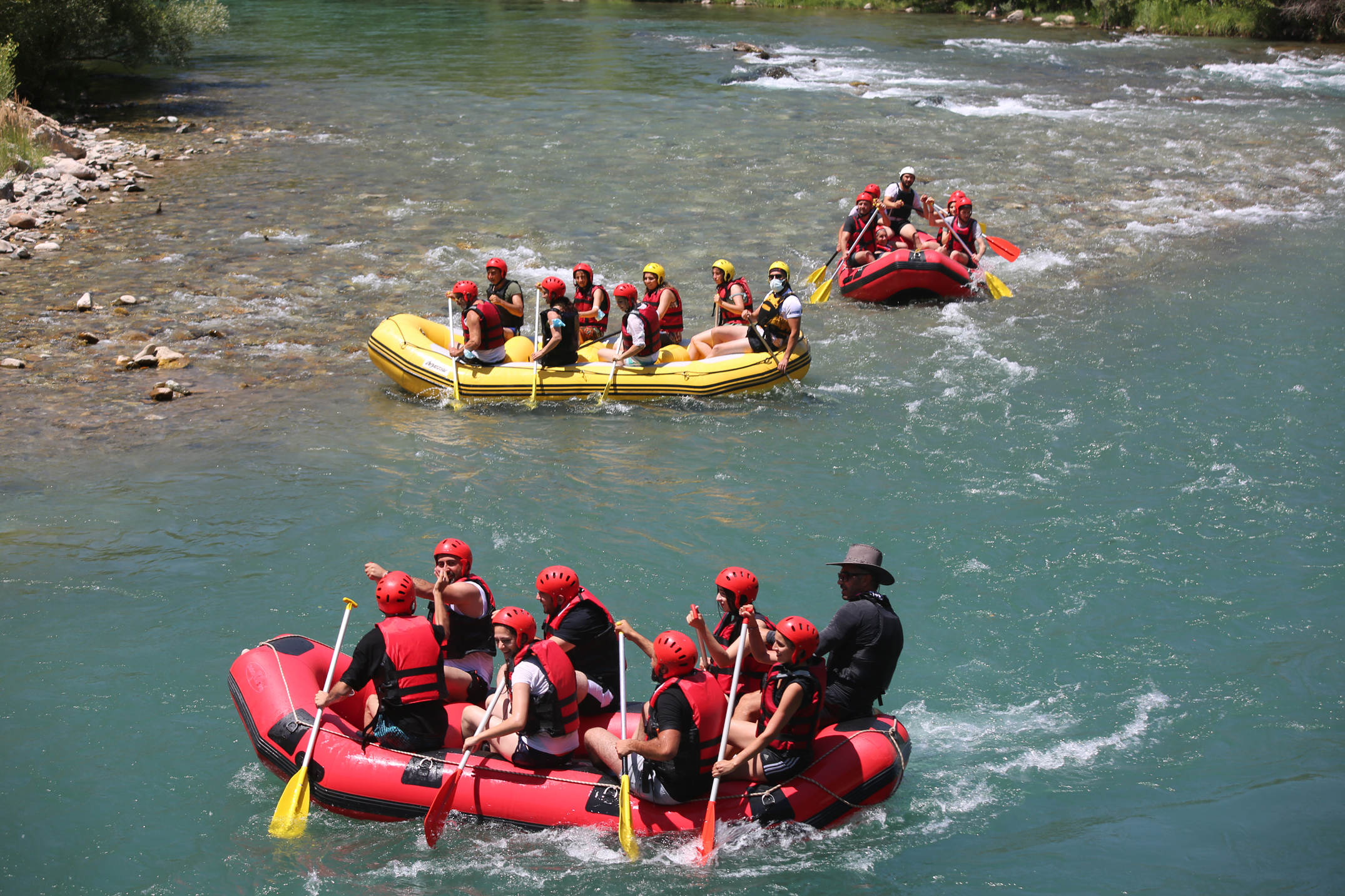 saglik-calisanlari-farkindalik-icin-munzur-cayinda-rafting-yapti_6049_dhaphoto4