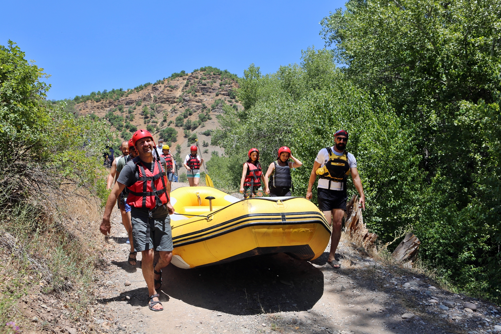 saglik-calisanlari-farkindalik-icin-munzur-cayinda-rafting-yapti_6049_dhaphoto6