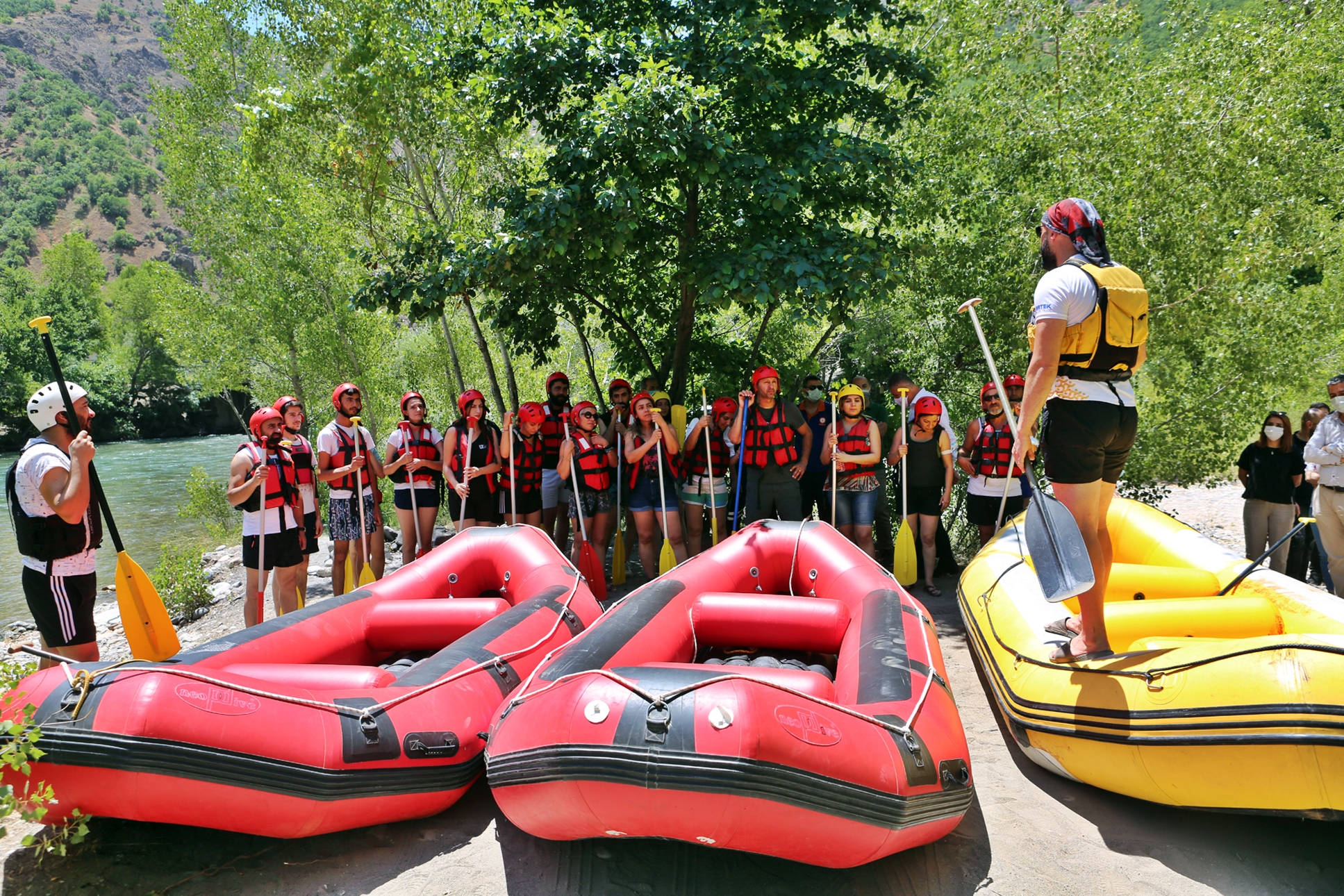 saglik-calisanlari-farkindalik-icin-munzur-cayinda-rafting-yapti_6049_dhaphoto7