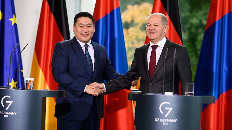 Bundeskanzler-Olaf-Scholz-r-und-Luvsannamsrain-Oyun-Erdene-Premierminister-der-Mongolei