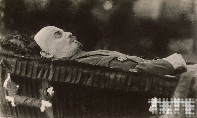 dk0247-Vladimir-Lenin-lying-in-state-in-the-Hall-of