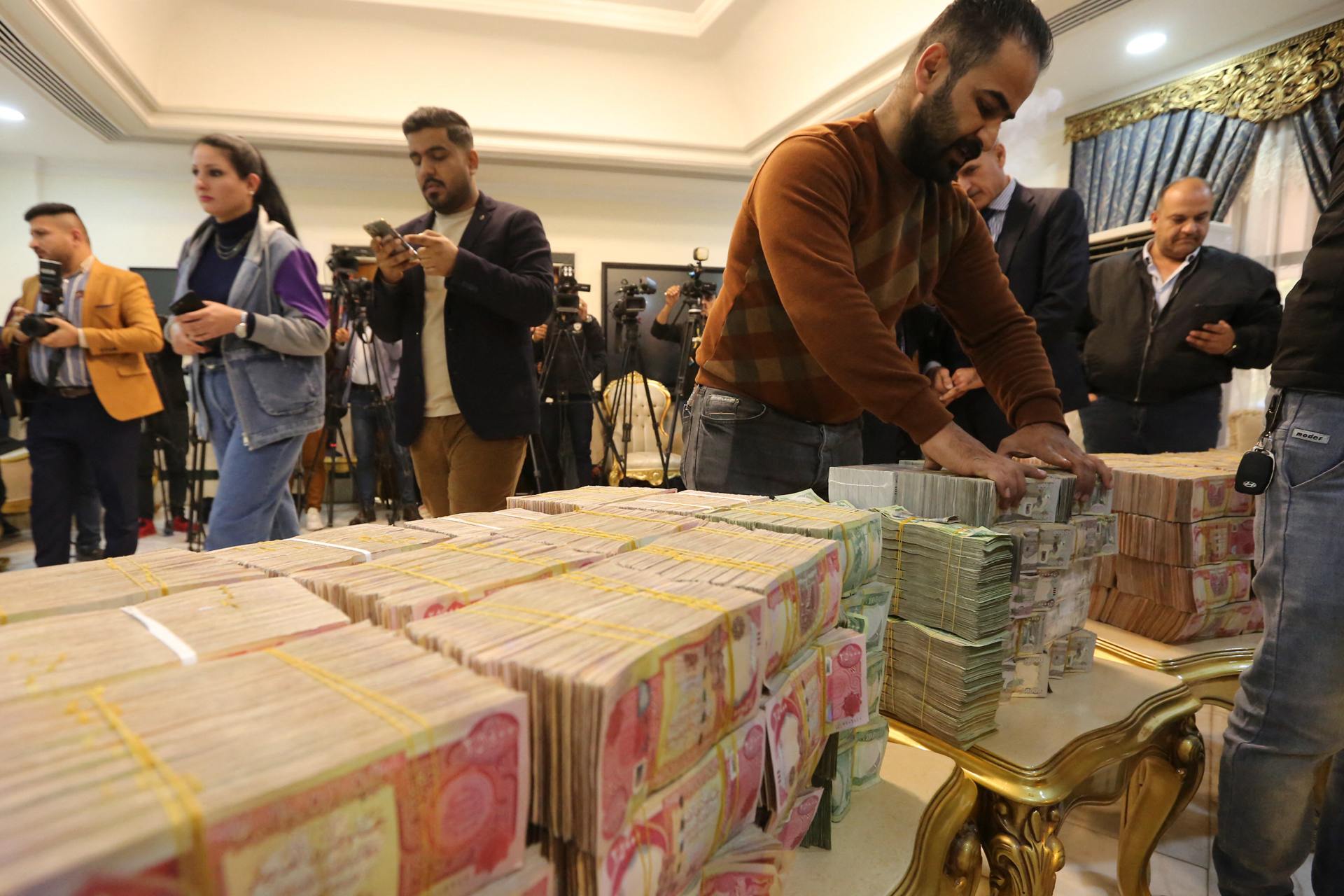 iraq-money-dinars-january-2023-afp