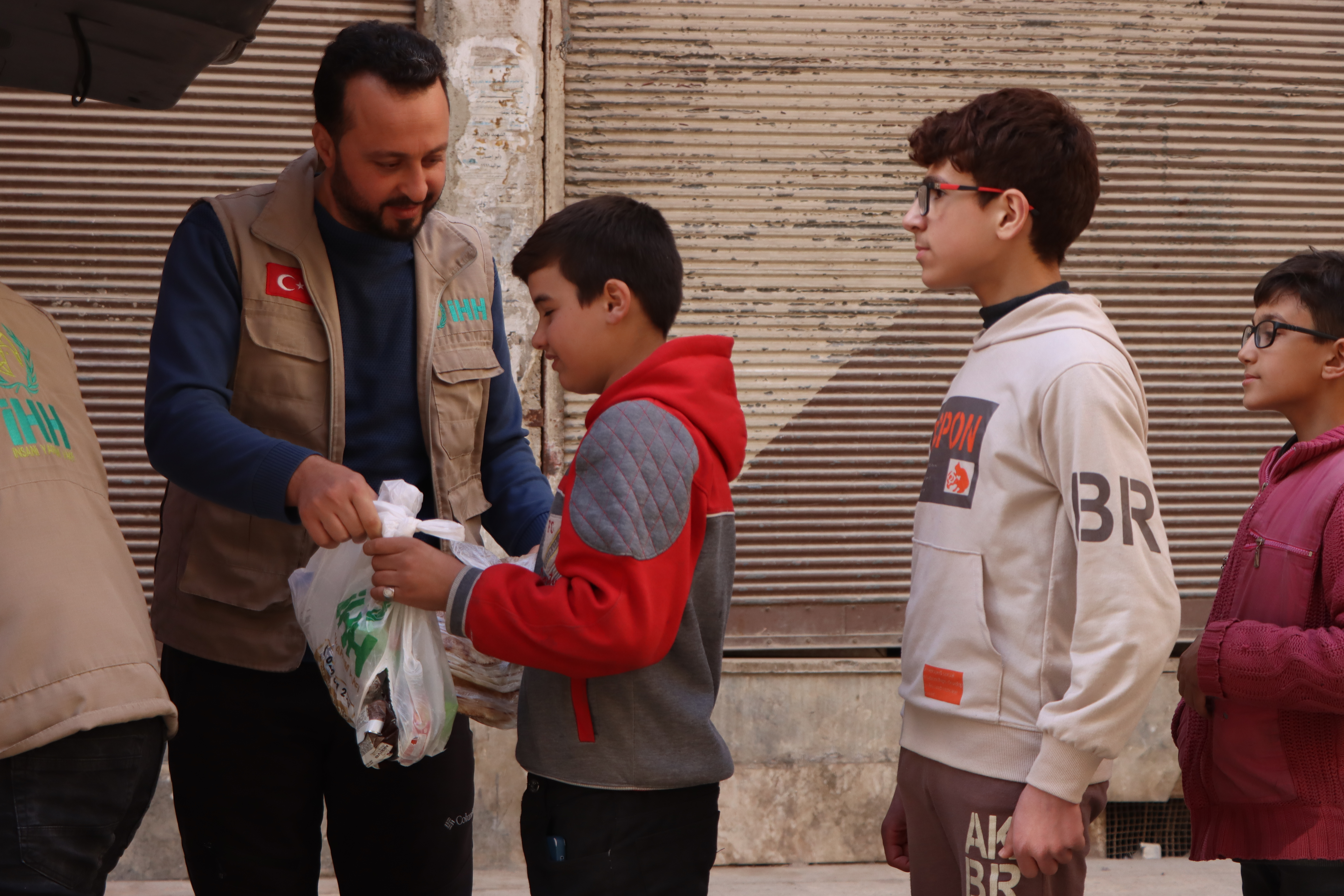 İHH Suriye'ye 60 TIR dolusu insani yardım malzemesi gönderdi (10)