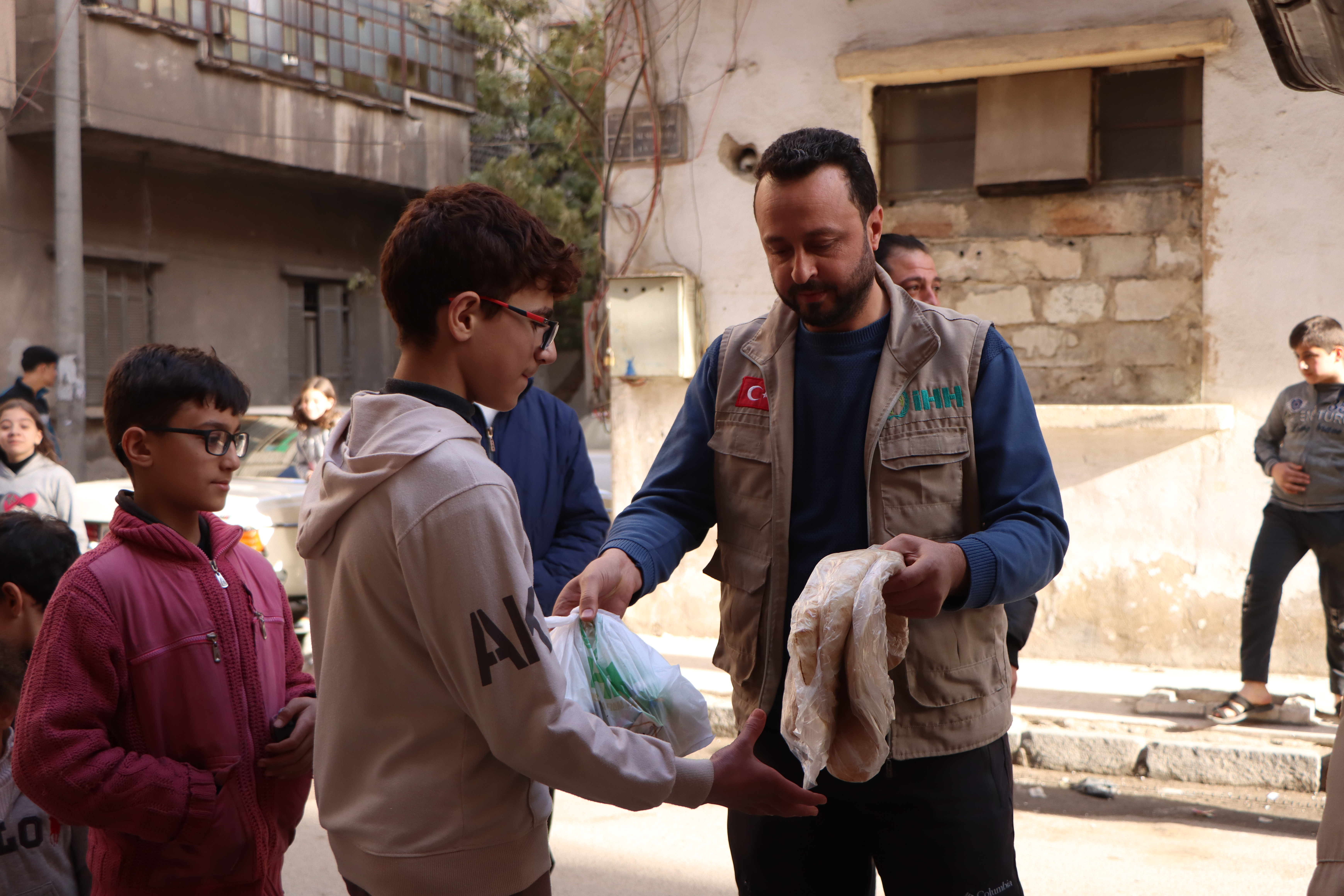 İHH Suriye'ye 60 TIR dolusu insani yardım malzemesi gönderdi (11)
