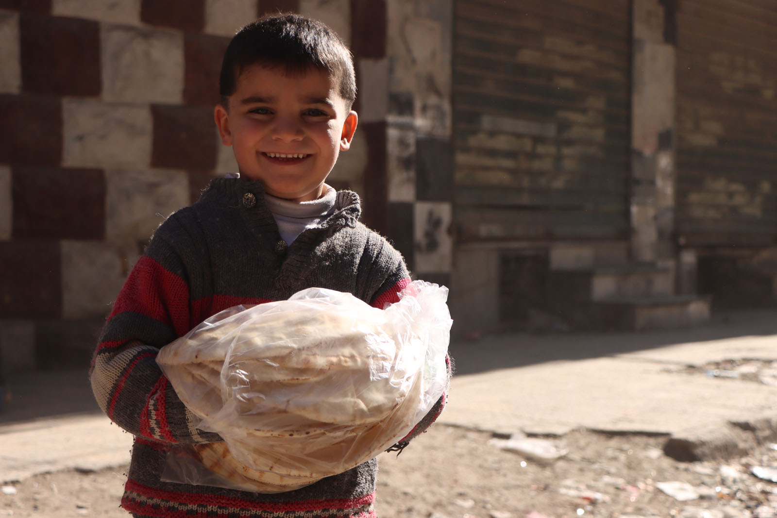 İHH, Halep halkına ekmek dağıttı (1)