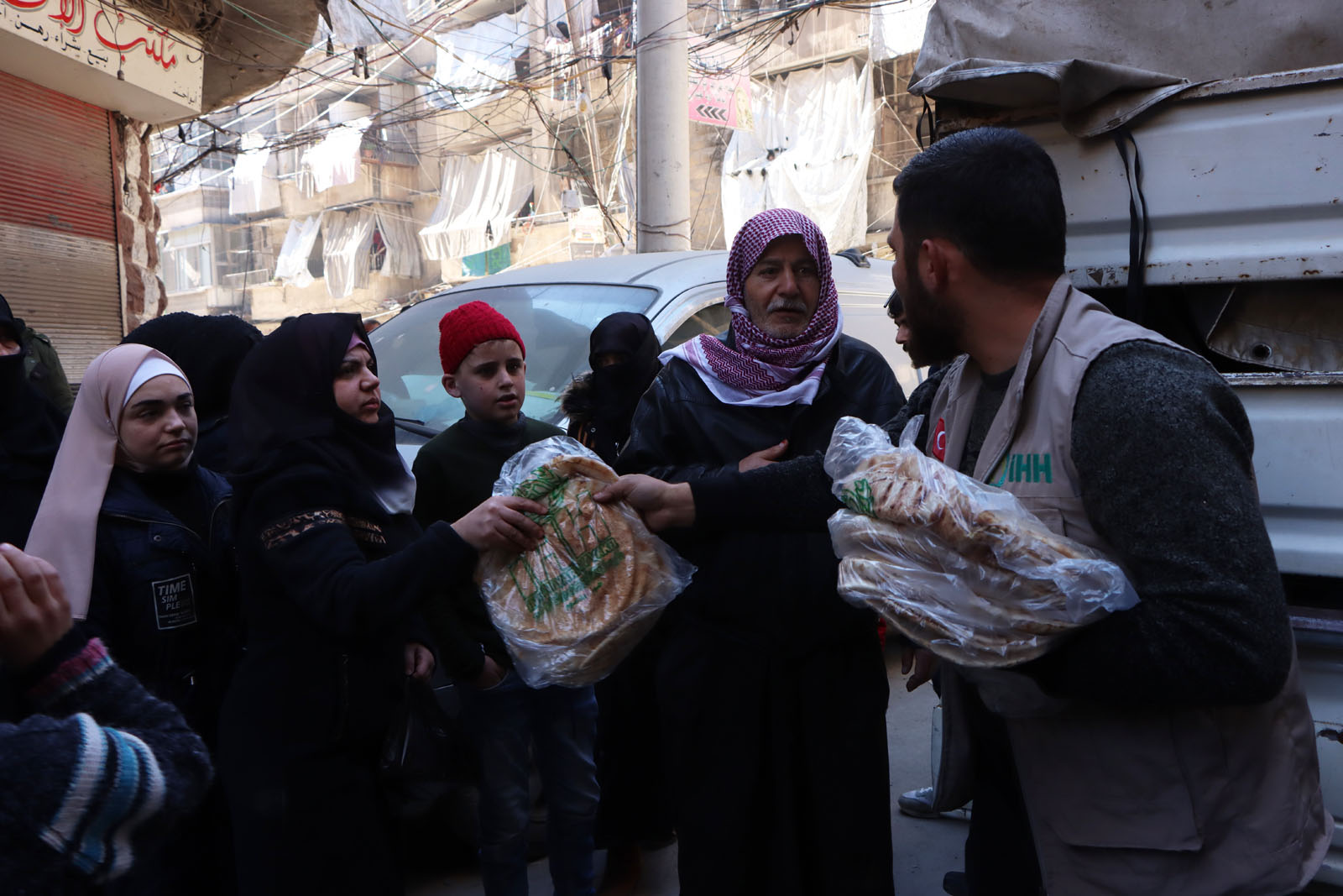 İHH, Halep halkına ekmek dağıttı (2)