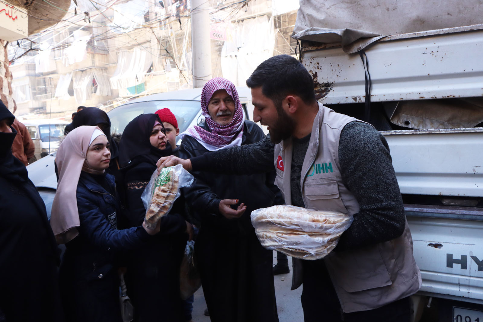 İHH, Halep halkına ekmek dağıttı (3)