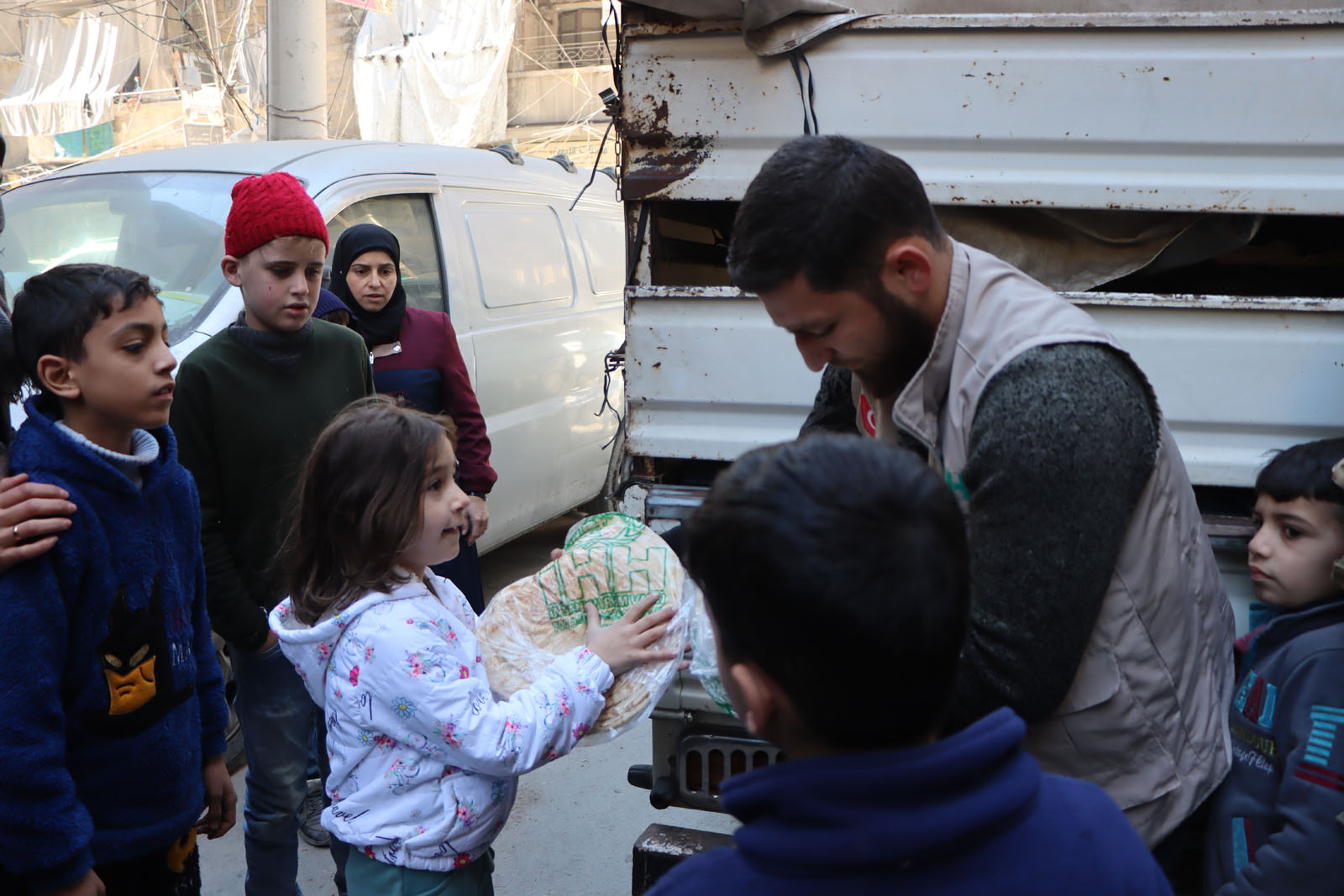 İHH, Halep halkına ekmek dağıttı (4)