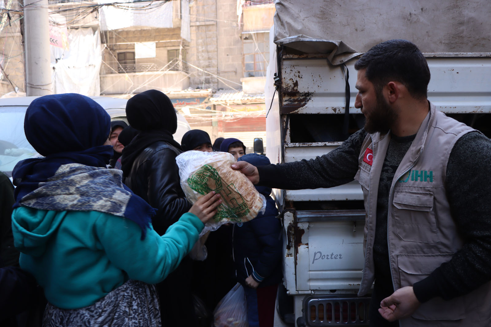 İHH, Halep halkına ekmek dağıttı (5)