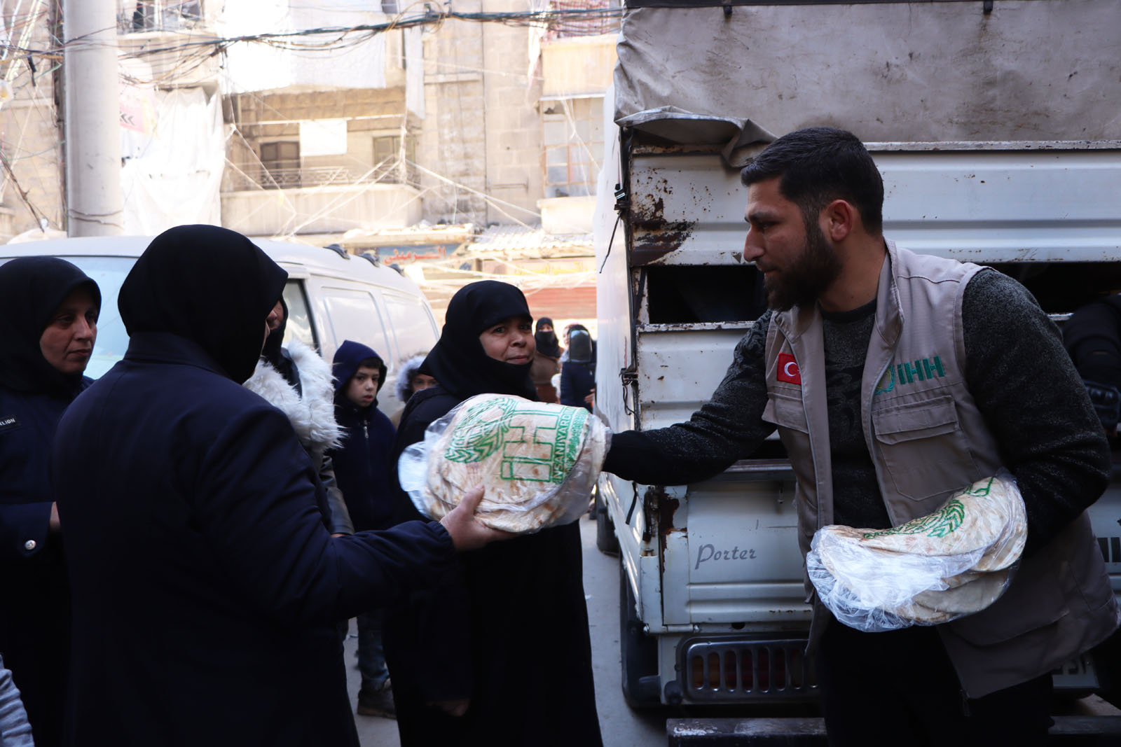 İHH, Halep halkına ekmek dağıttı (6)