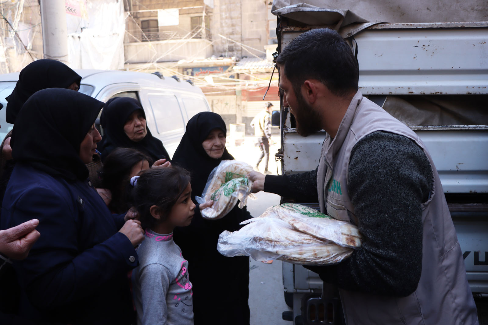 İHH, Halep halkına ekmek dağıttı (7)