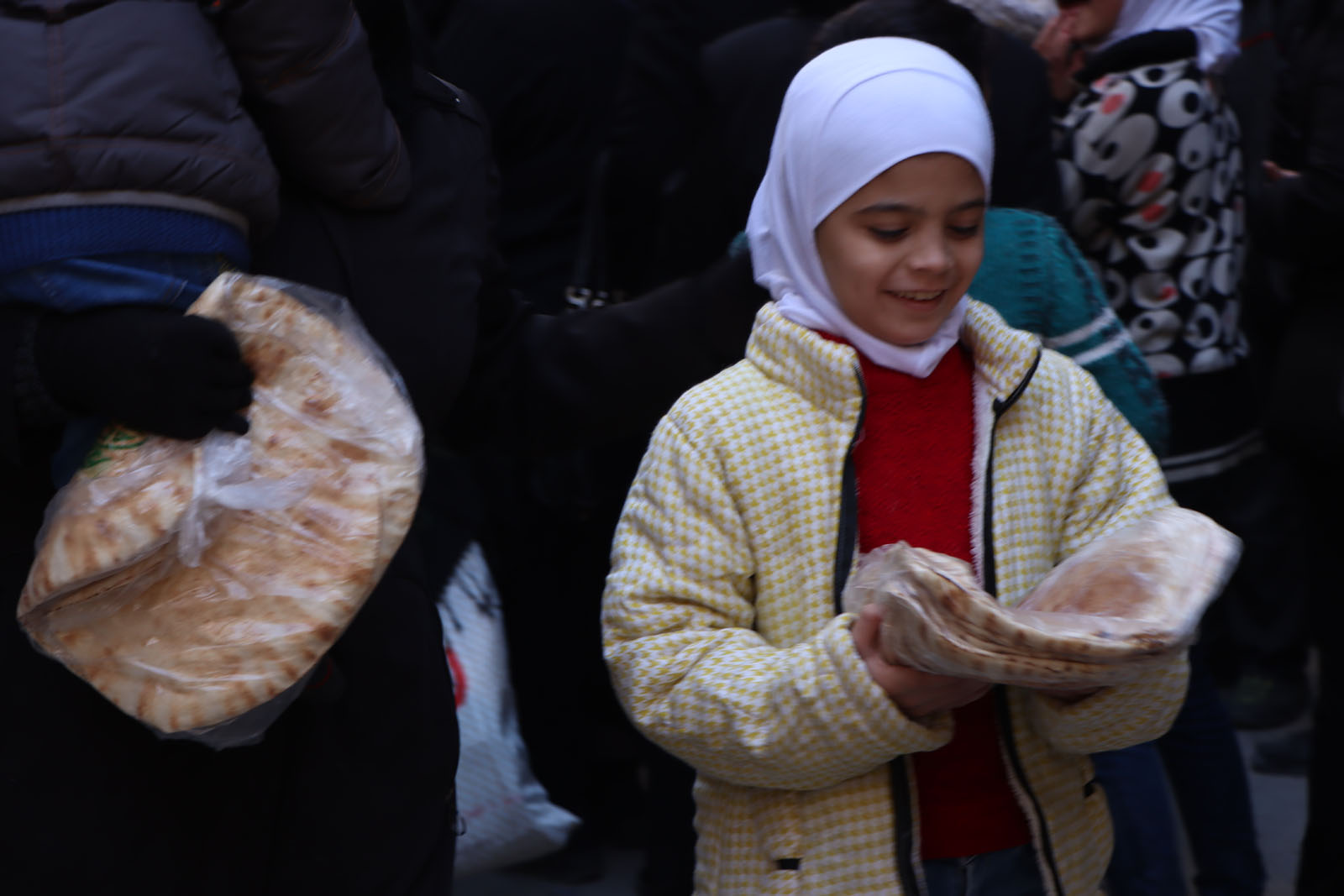 İHH, Halep halkına ekmek dağıttı (8)