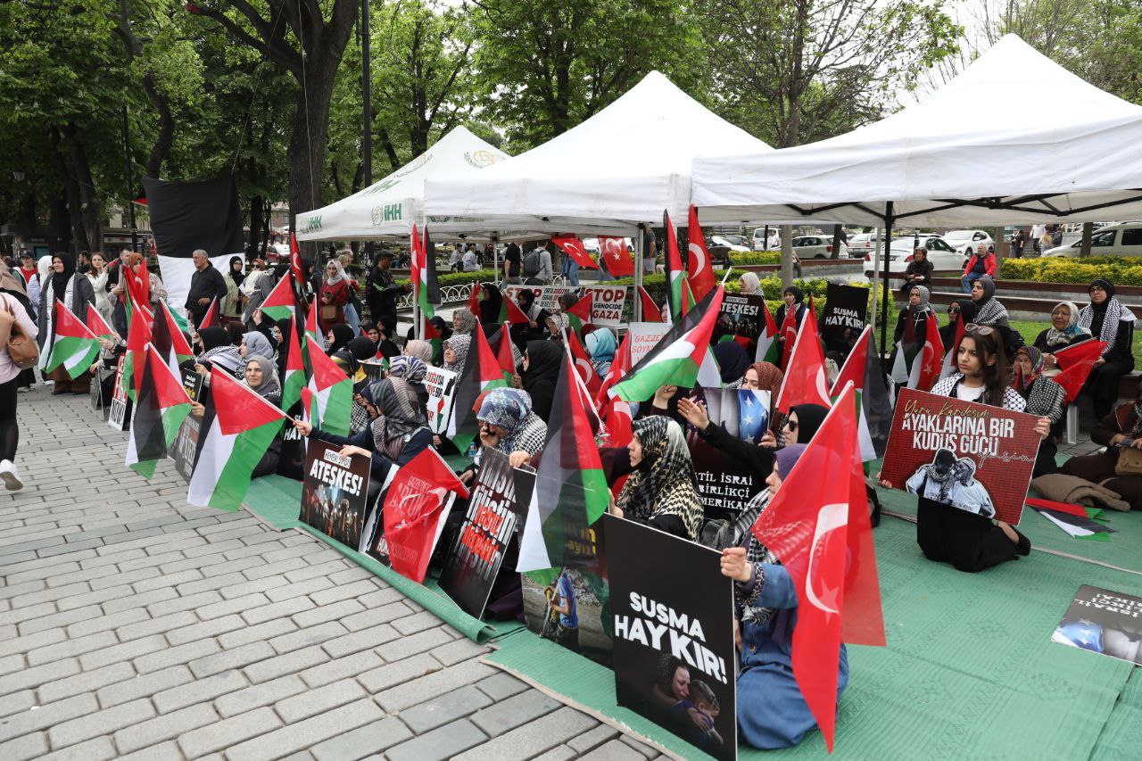 İHH, Sultan Ahmet Meydanı'nda Gazze'deki soykırıma karşı oturma eylemi başlattı (1)