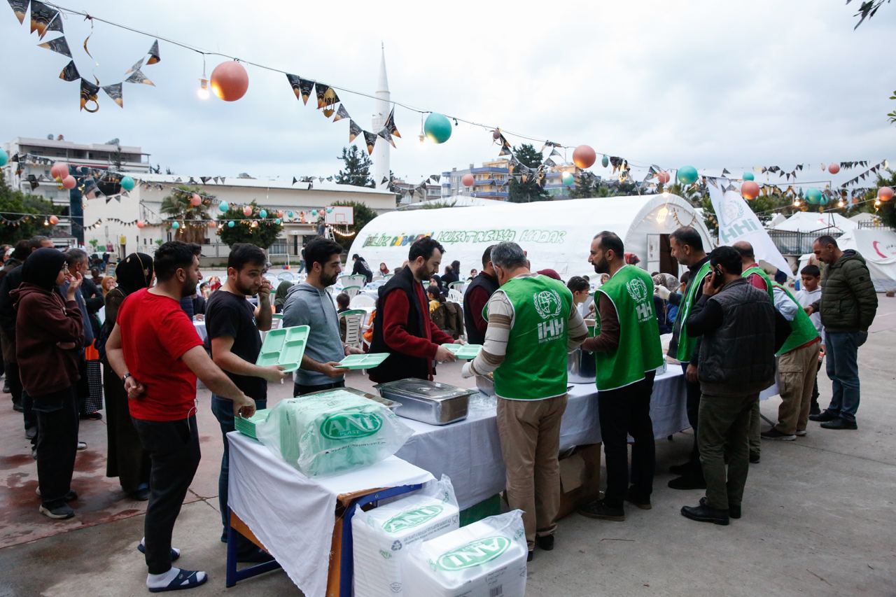 İHH'dan deprem bölgelerinde 1 milyon 220 bin kişiye iftarlık ve sahurluk ikramı (10)