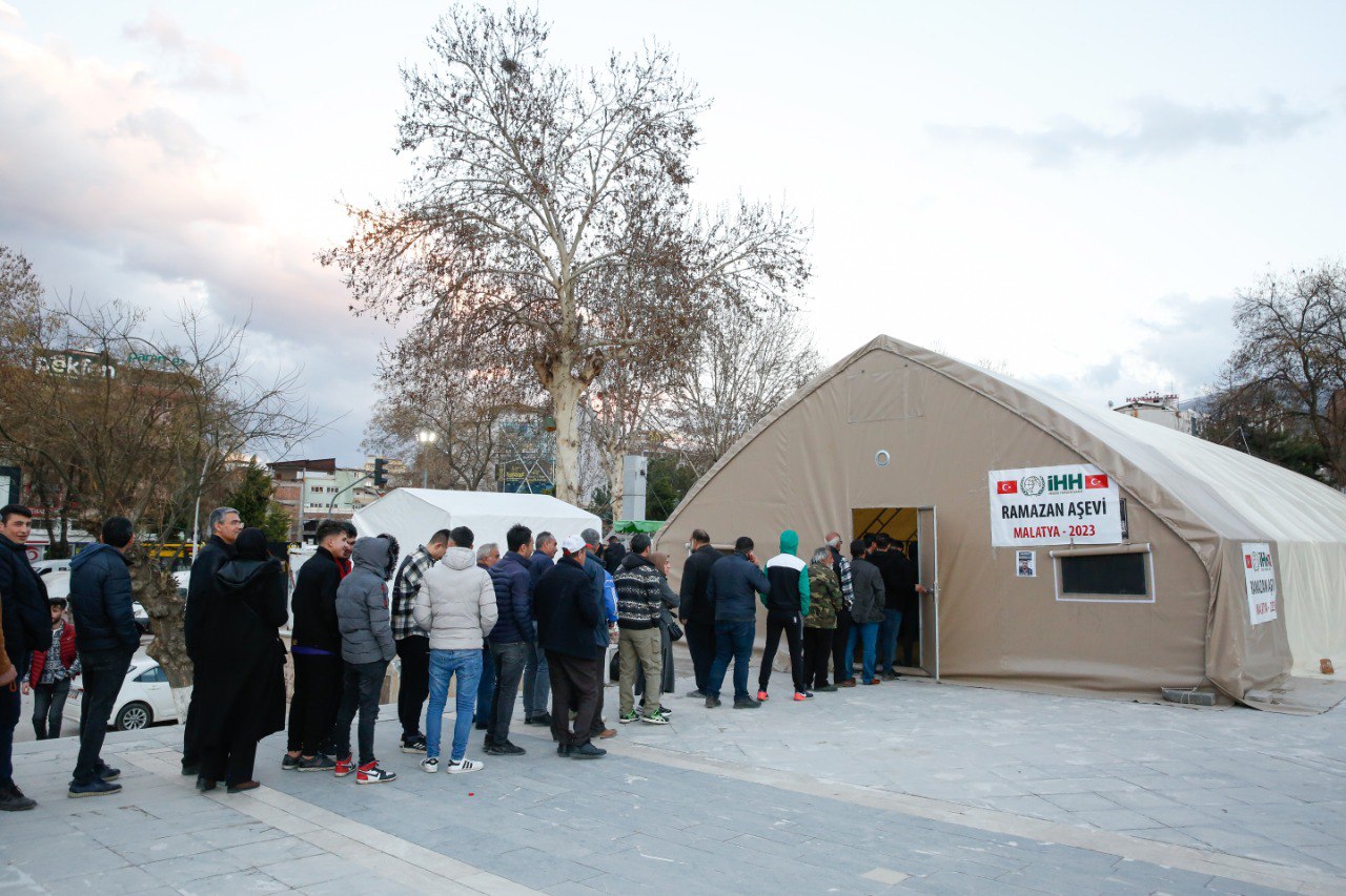 İHH'dan deprem bölgelerinde 1 milyon 220 bin kişiye iftarlık ve sahurluk ikramı (11)