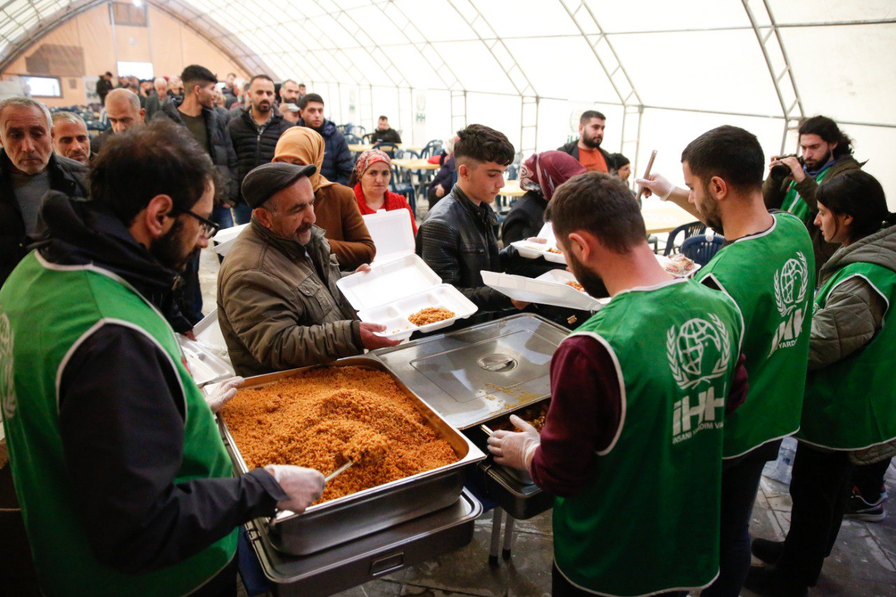 İHH'dan deprem bölgelerinde 1 milyon 220 bin kişiye iftarlık ve sahurluk ikramı (14)