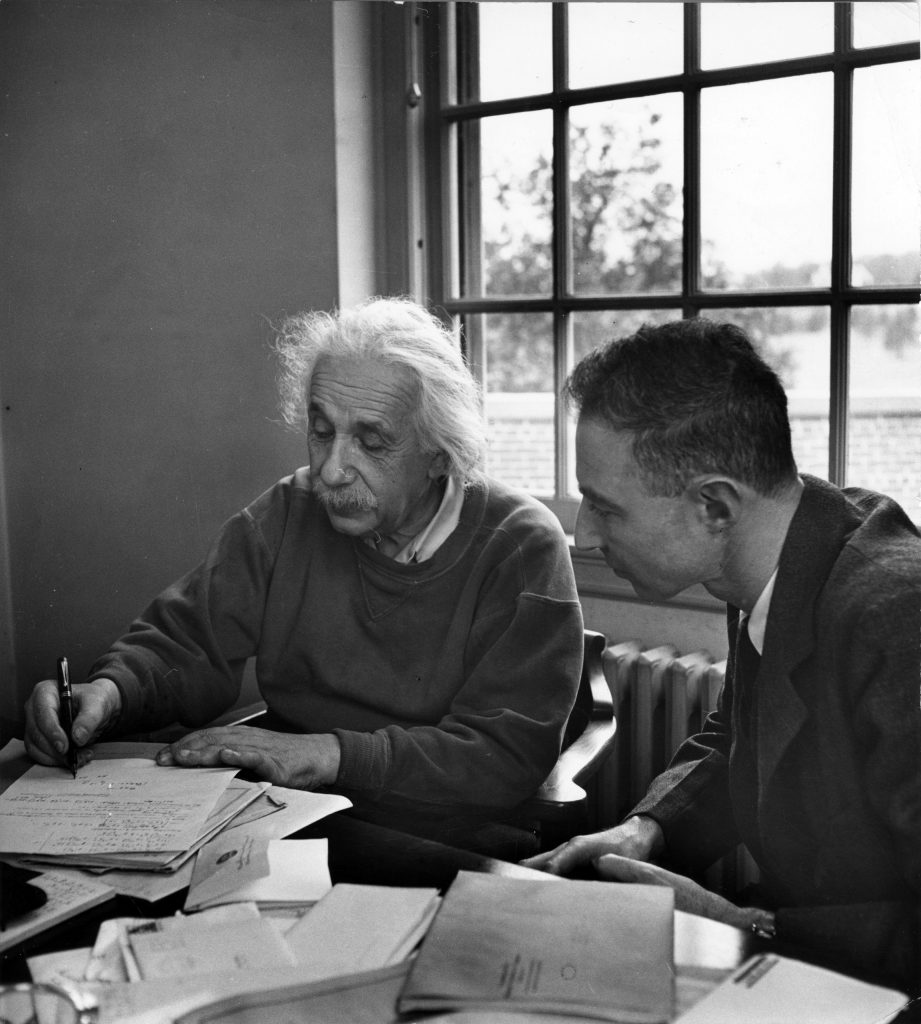 160217-albert-einstein-10-921x1024