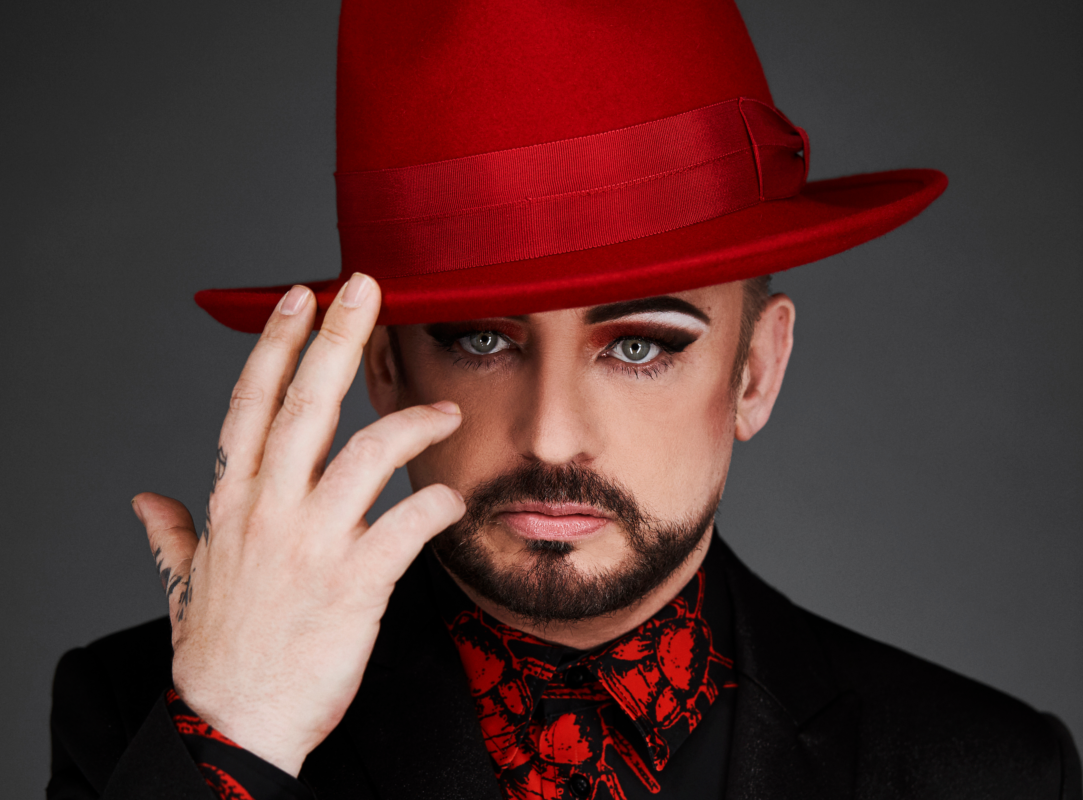 Джордж какая. Бой Джордж. Бой Джордж певец. Culture Club бой Джордж. Boy George 2022.