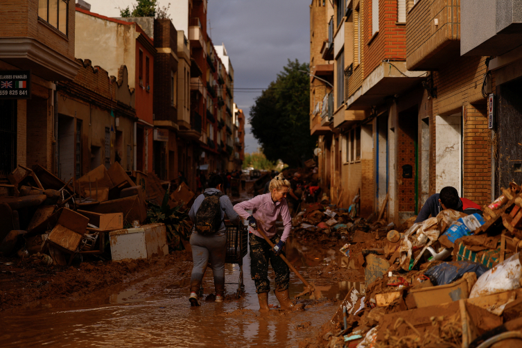 2024-11-03T194945Z_1528136646_RC2JXAA8KGB7_RTRMADP_3_EUROPE-WEATHER-SPAIN-STORM