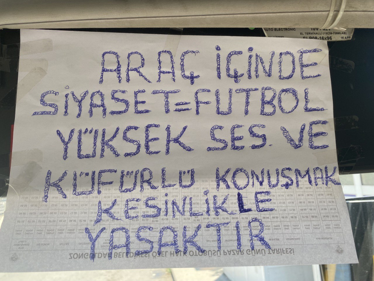 AA-20230725-31762382-31762381-OTOBUS_SOFORU_ARACINDA_SIYASET_VE_FUTBOL_KONUSULMASINI_YASAKLAYAN_TABELA_ASTI