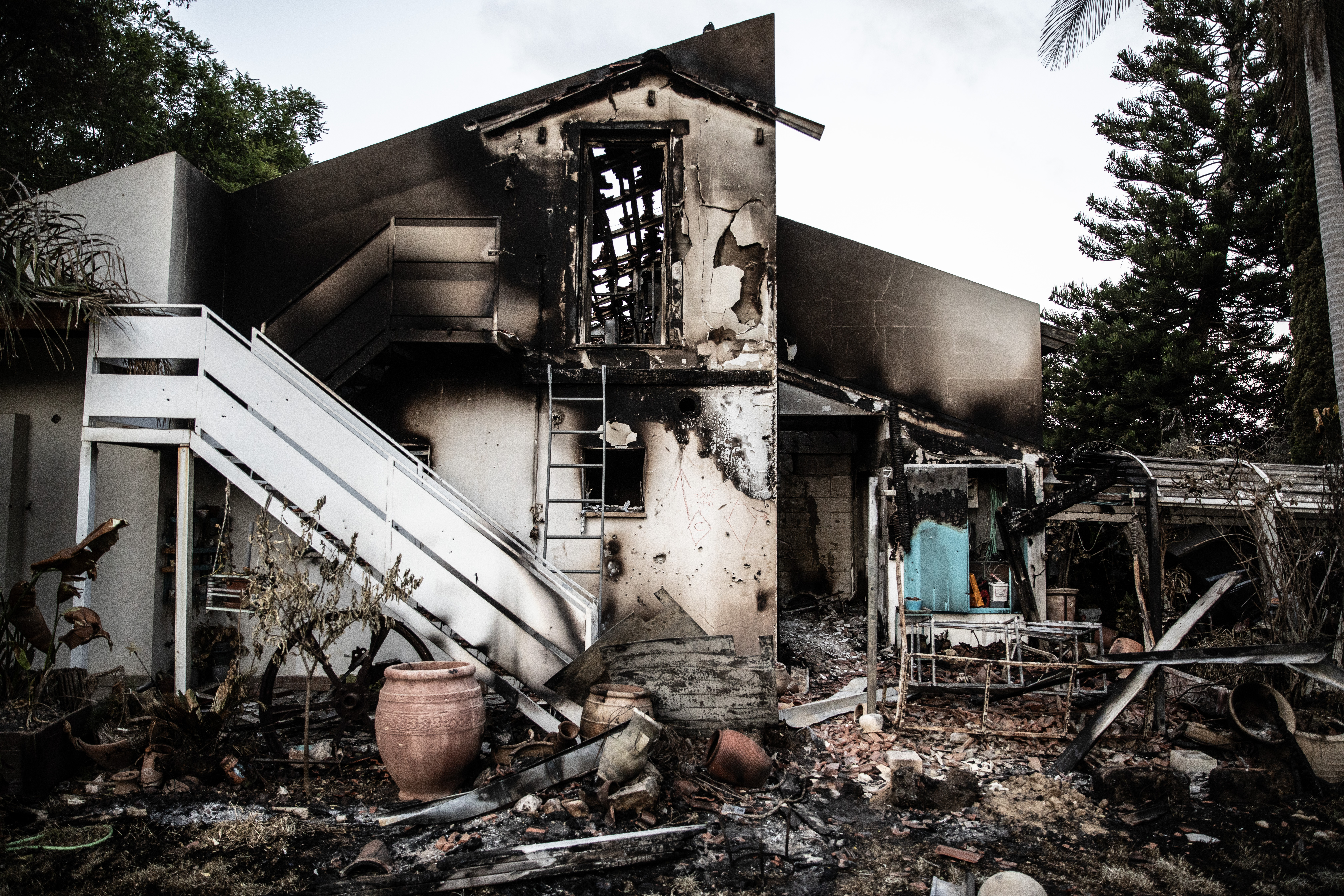 AA-20231011-32376760-32376753-FILISTINLI_GRUPLARIN_SIZMA_OPERASYONU_GERCEKLESTIRDIGI_YAHUDI_YERLESIM_BIRIMINDE_CATISMALARIN_IZLERI