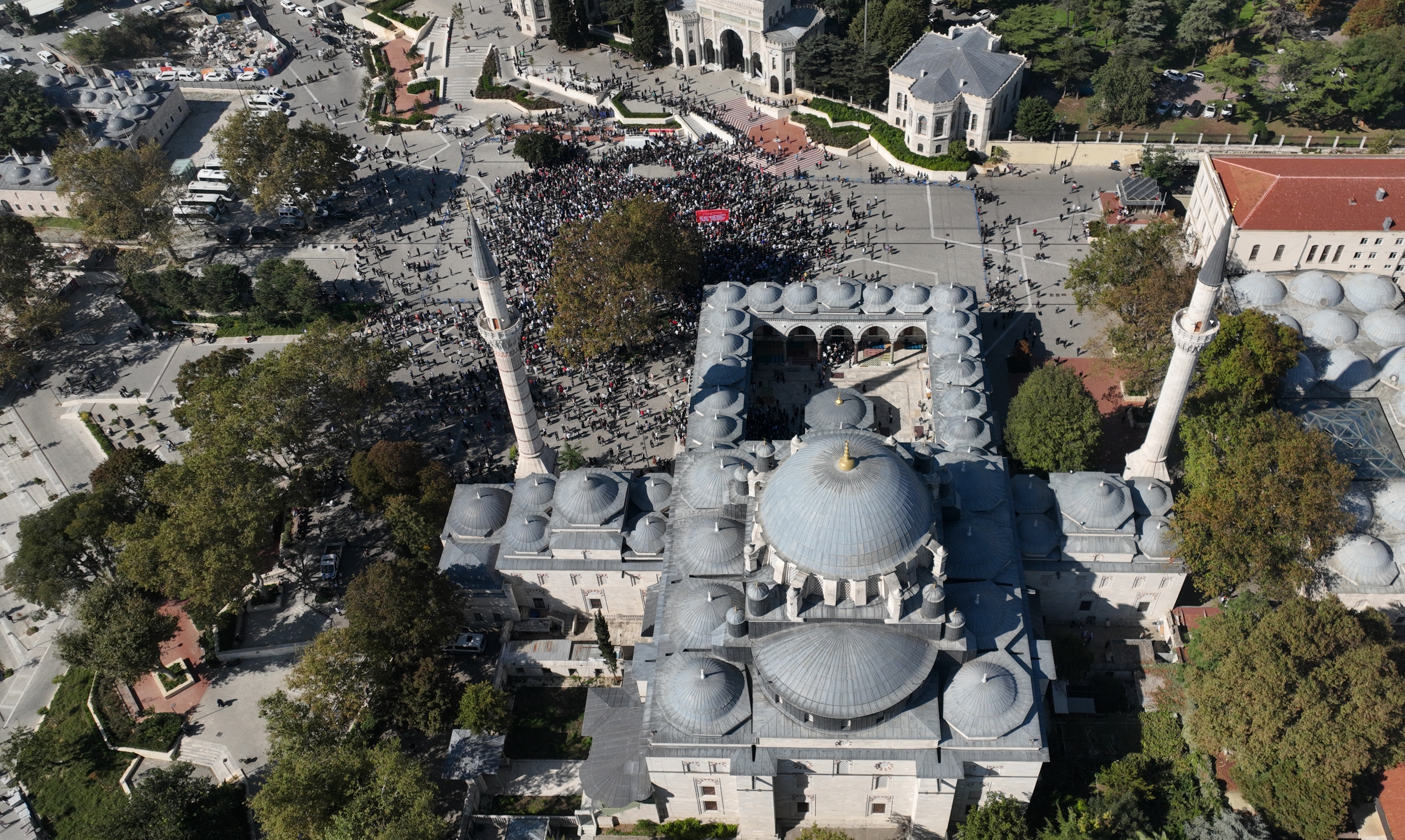 AA-20231013-32393150-32393148-BEYAZIT_CAMISINDE_HAYATINI_KAYBEDEN_FILISTINLILER_ICIN_GIYABI_CENAZE_NAMAZI_KILINDI