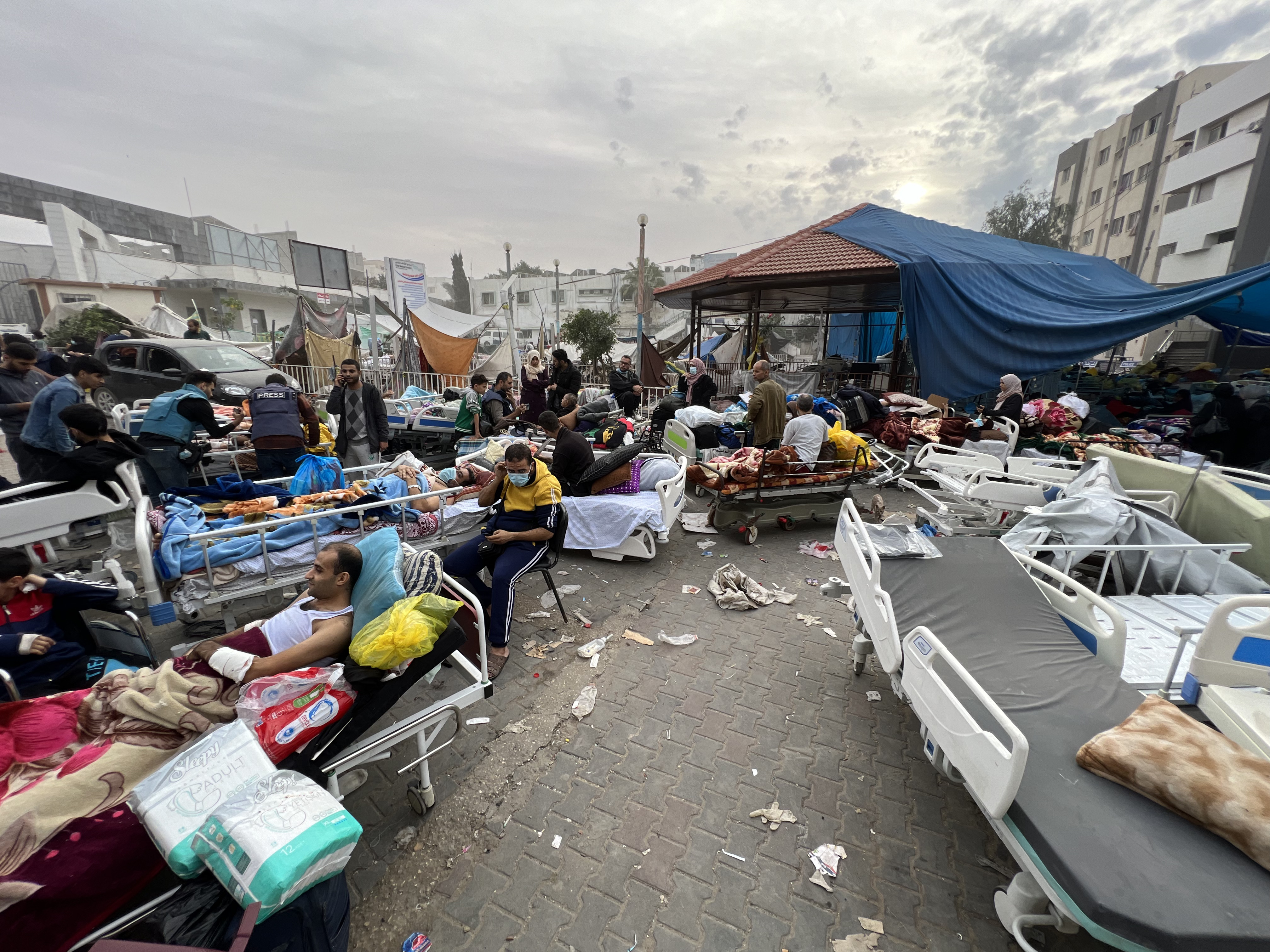 AA-20231125-33024043-33024038-ISRAILIN_HEDEF_ALDIGI_VE_BASKINLAR_DUZENLEDIGI_SIFA_HASTANESI_INSANI_ARAYLA_BIRLIKTE_GORUNTULENDI