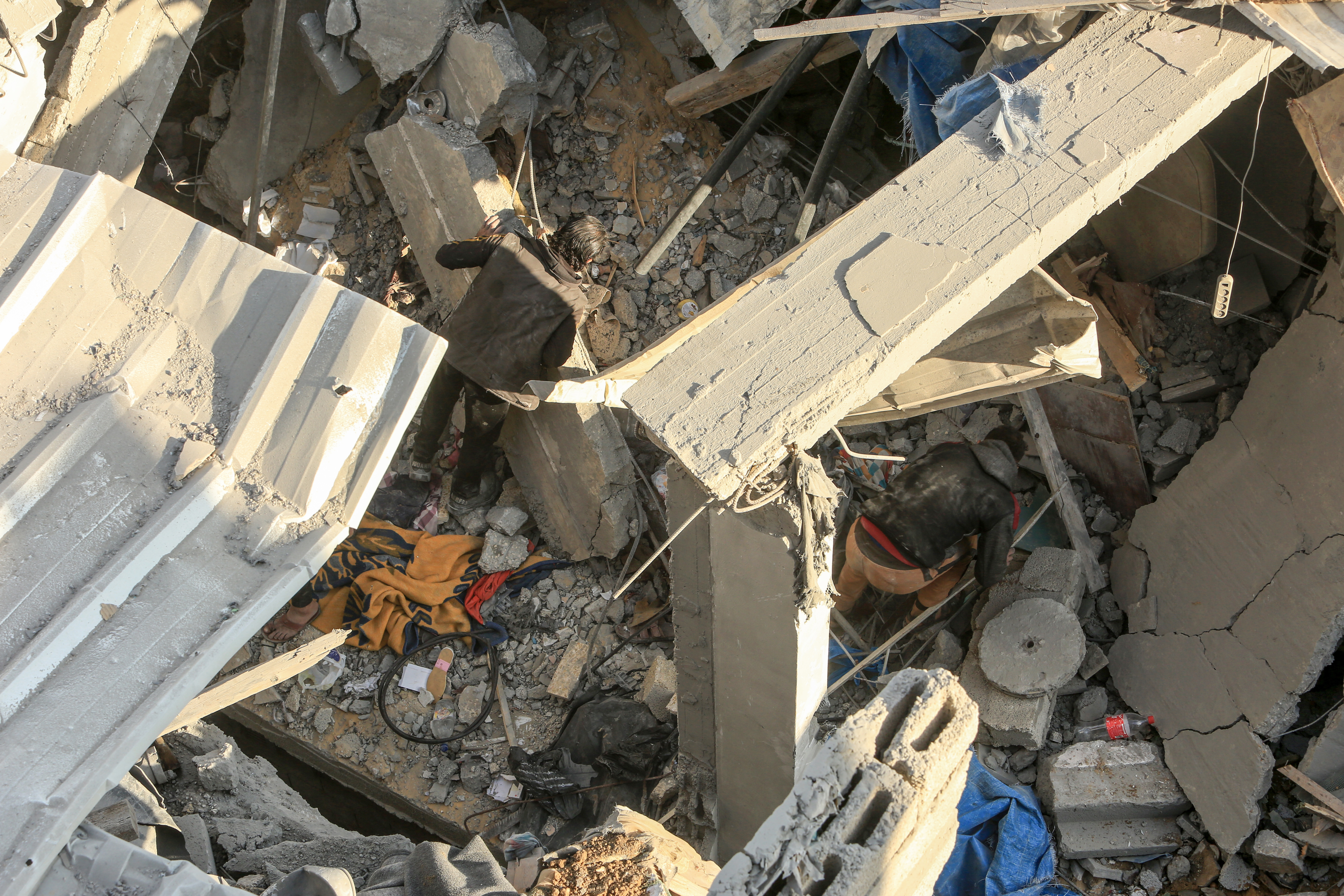 AA-20231207-33123535-33123519-ISRAIL_ORDUSUNUN_GAZZE_SERIDINE_GECE_BOYUNCA_DUZENLEDIGI_SALDIRILARDA_COK_SAYIDA_KISI_OLDU