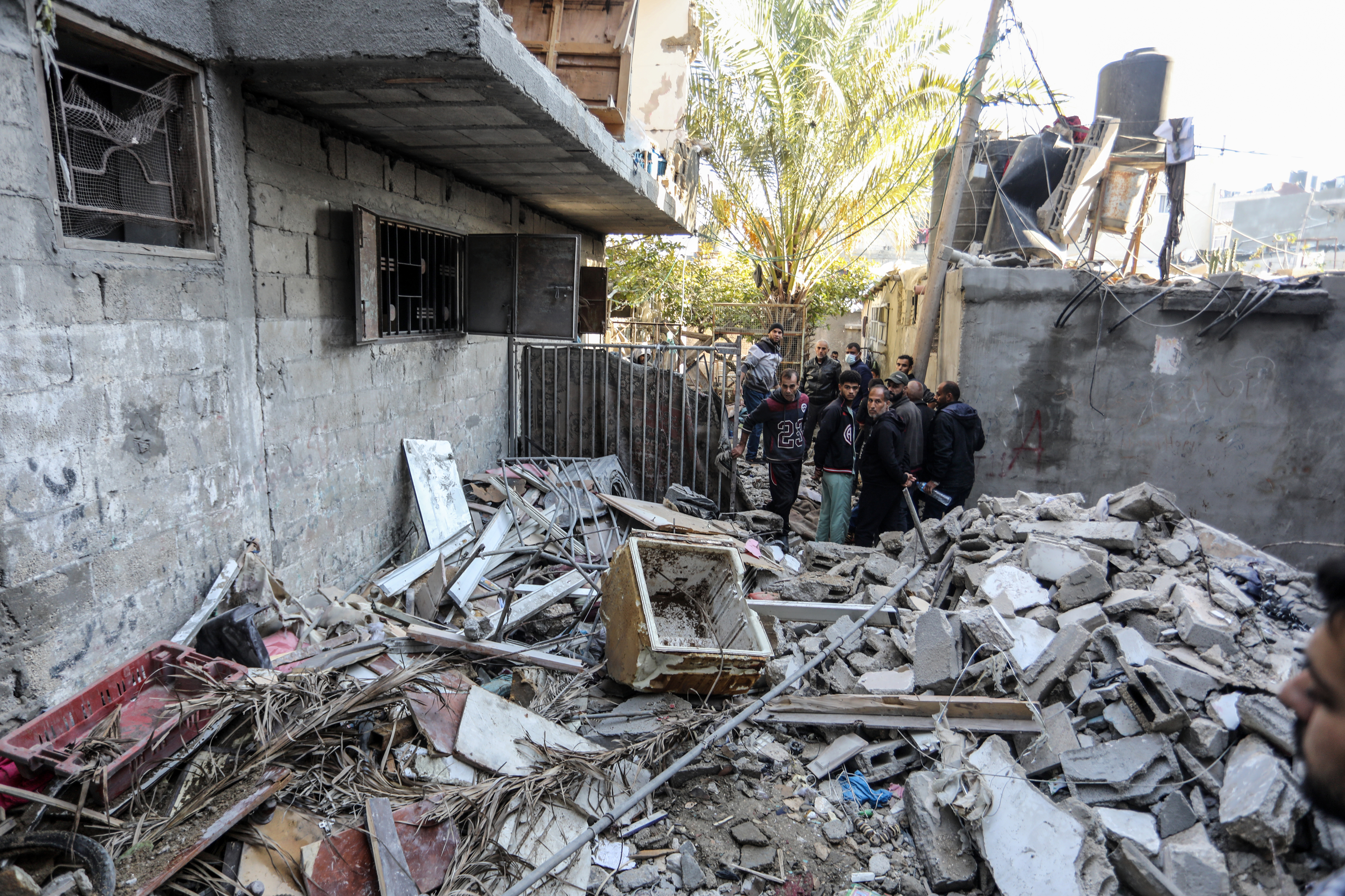 AA-20231207-33123535-33123521-ISRAIL_ORDUSUNUN_GAZZE_SERIDINE_GECE_BOYUNCA_DUZENLEDIGI_SALDIRILARDA_COK_SAYIDA_KISI_OLDU