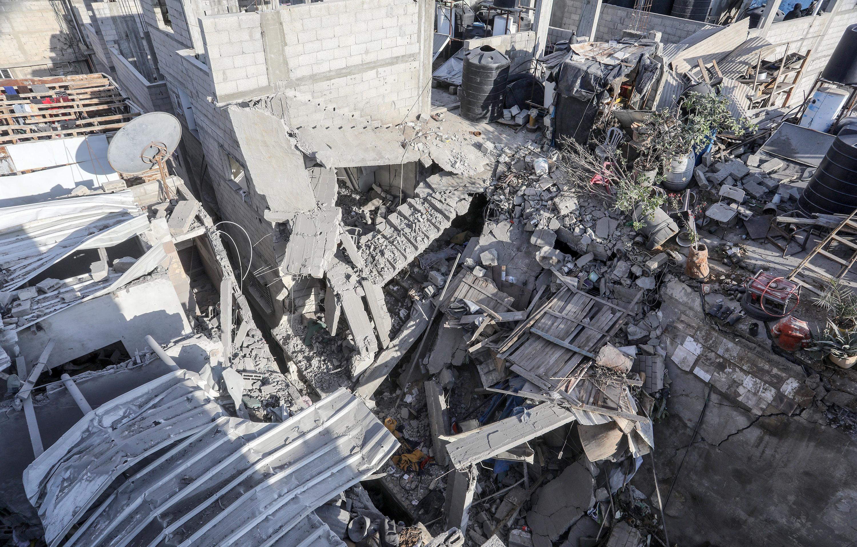 AA-20231207-33123535-33123531-ISRAIL_ORDUSUNUN_GAZZE_SERIDINE_GECE_BOYUNCA_DUZENLEDIGI_SALDIRILARDA_COK_SAYIDA_KISI_OLDU