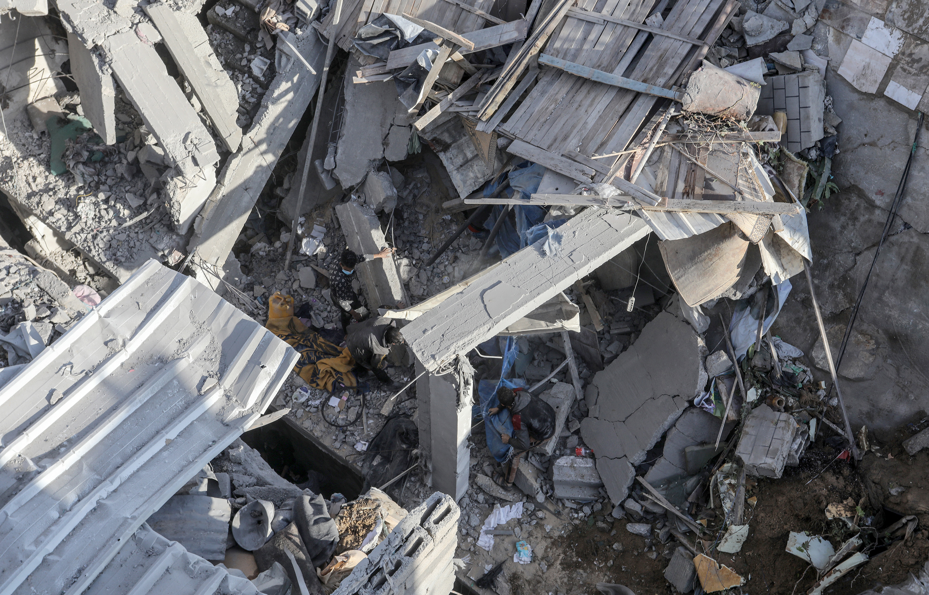 AA-20231207-33123535-33123534-ISRAIL_ORDUSUNUN_GAZZE_SERIDINE_GECE_BOYUNCA_DUZENLEDIGI_SALDIRILARDA_COK_SAYIDA_KISI_OLDU