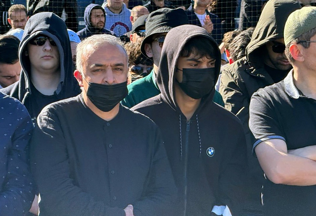 AA-20241024-36006132-36006109-OLEN_FETO_ELEBASI_GULEN_ICIN_GELEN_ORGUT_MENSUPLARI_ARASINDA_YUZ_GIZLEME_CABALARI_DIKKATI_CEKTI (1)