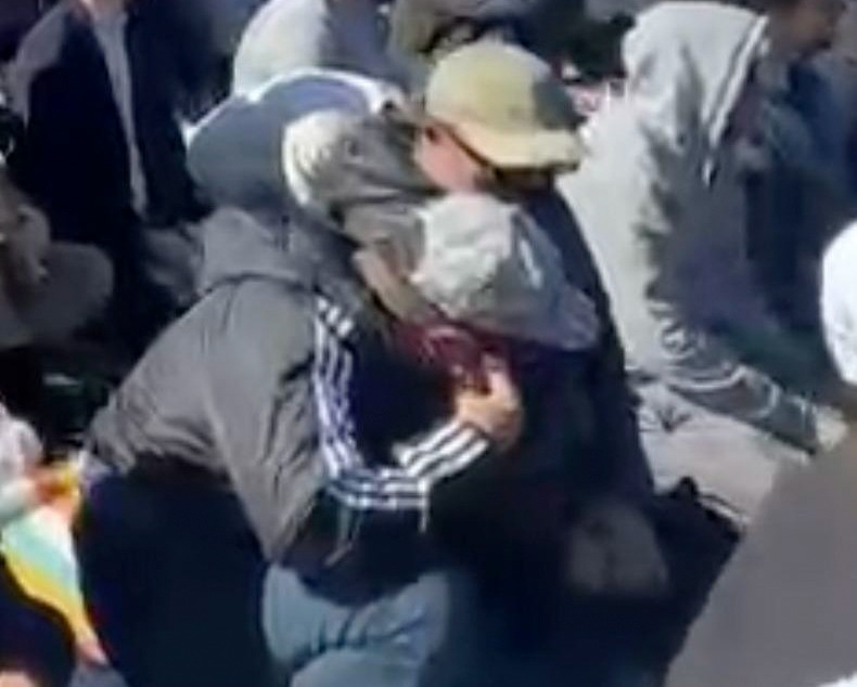 AA-20241024-36006132-36006119-OLEN_FETO_ELEBASI_GULEN_ICIN_GELEN_ORGUT_MENSUPLARI_ARASINDA_YUZ_GIZLEME_CABALARI_DIKKATI_CEKTI