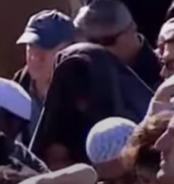 AA-20241024-36006132-36006123-OLEN_FETO_ELEBASI_GULEN_ICIN_GELEN_ORGUT_MENSUPLARI_ARASINDA_YUZ_GIZLEME_CABALARI_DIKKATI_CEKTI