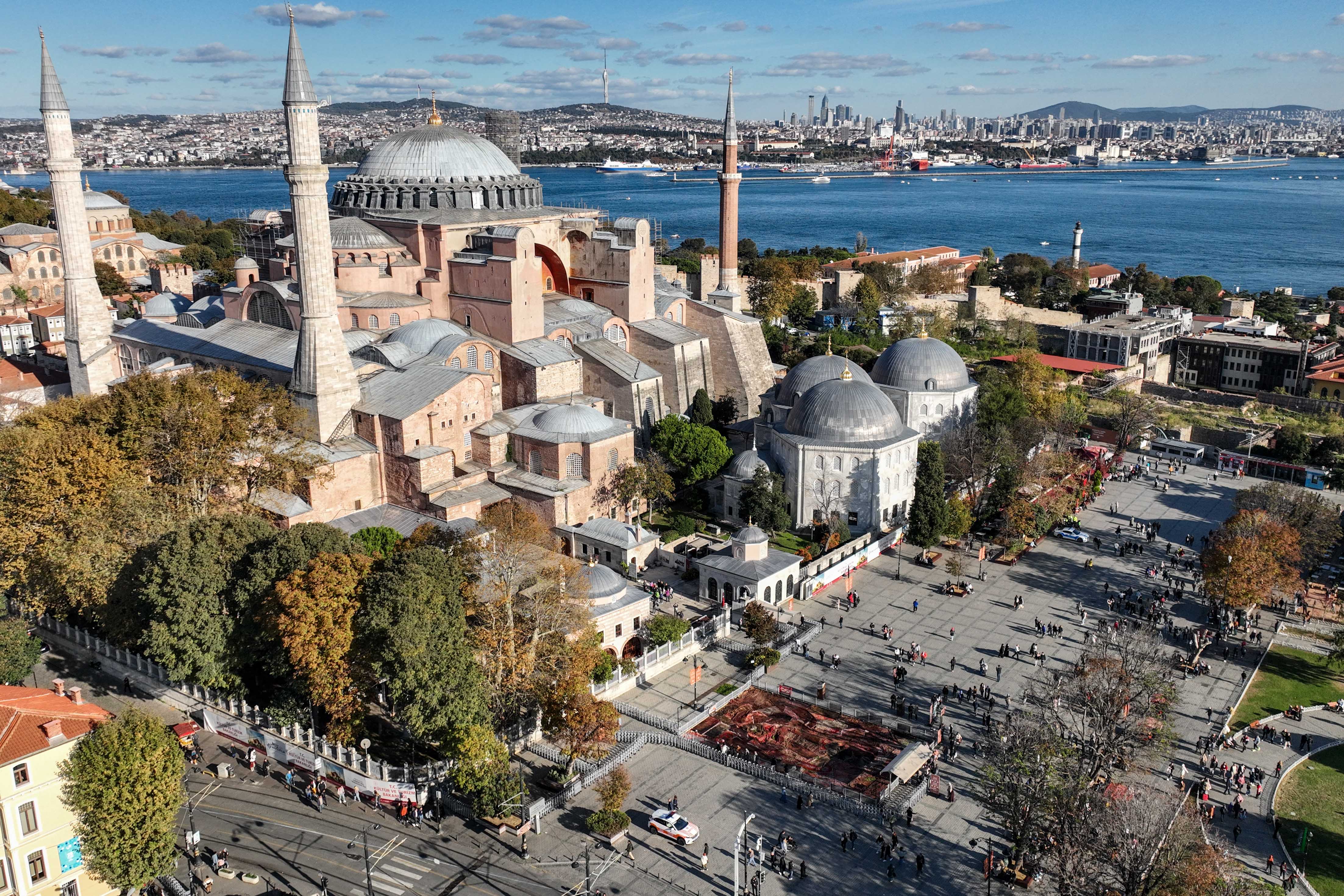 AA-20241106-36119916-36119900-AYASOFYA_MEYDANINDAKI_ENSTALASYON_GAZZEDEKI_HALILARI_HATIRLATIYOR