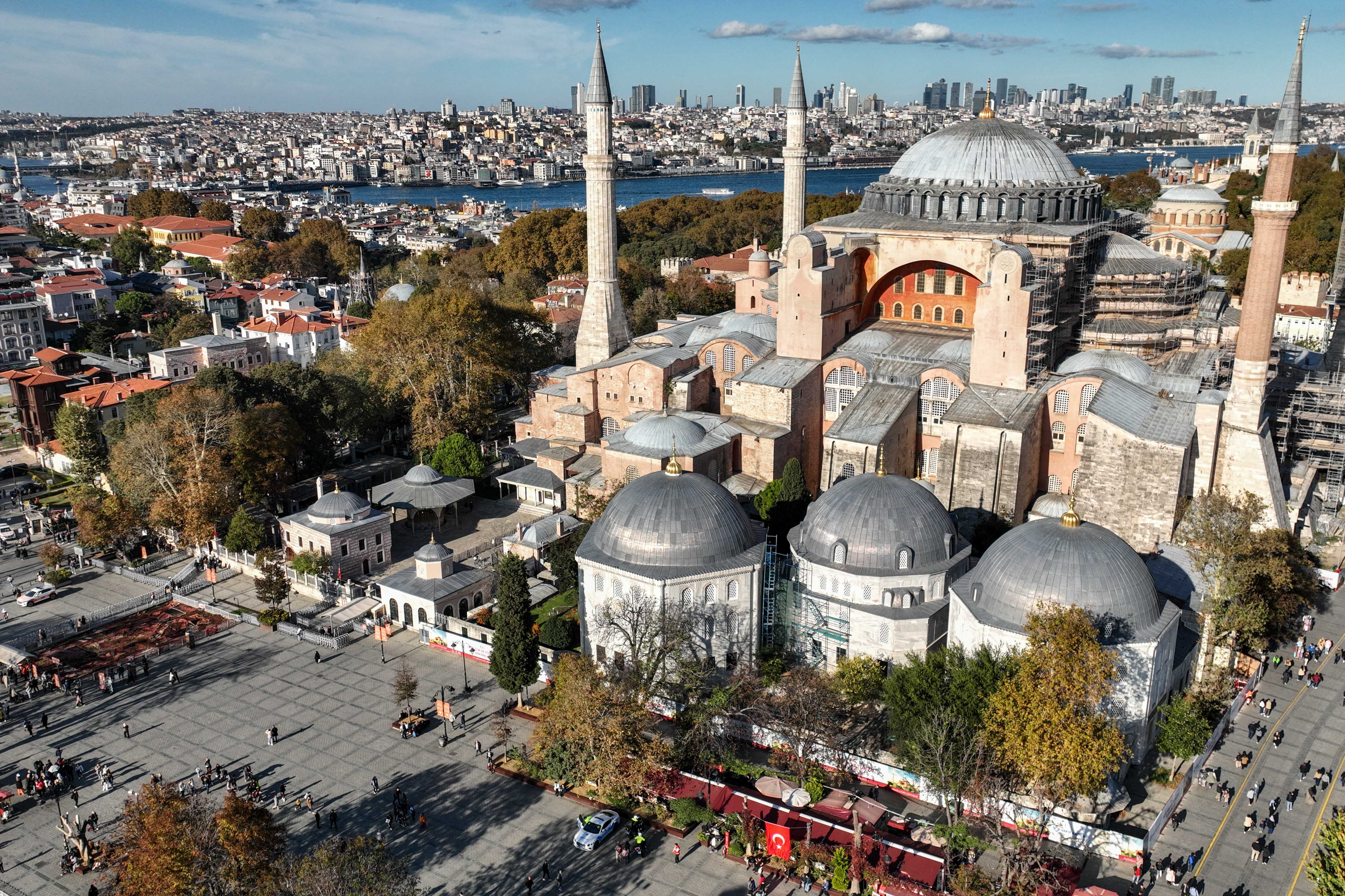 AA-20241106-36119916-36119901-AYASOFYA_MEYDANINDAKI_ENSTALASYON_GAZZEDEKI_HALILARI_HATIRLATIYOR