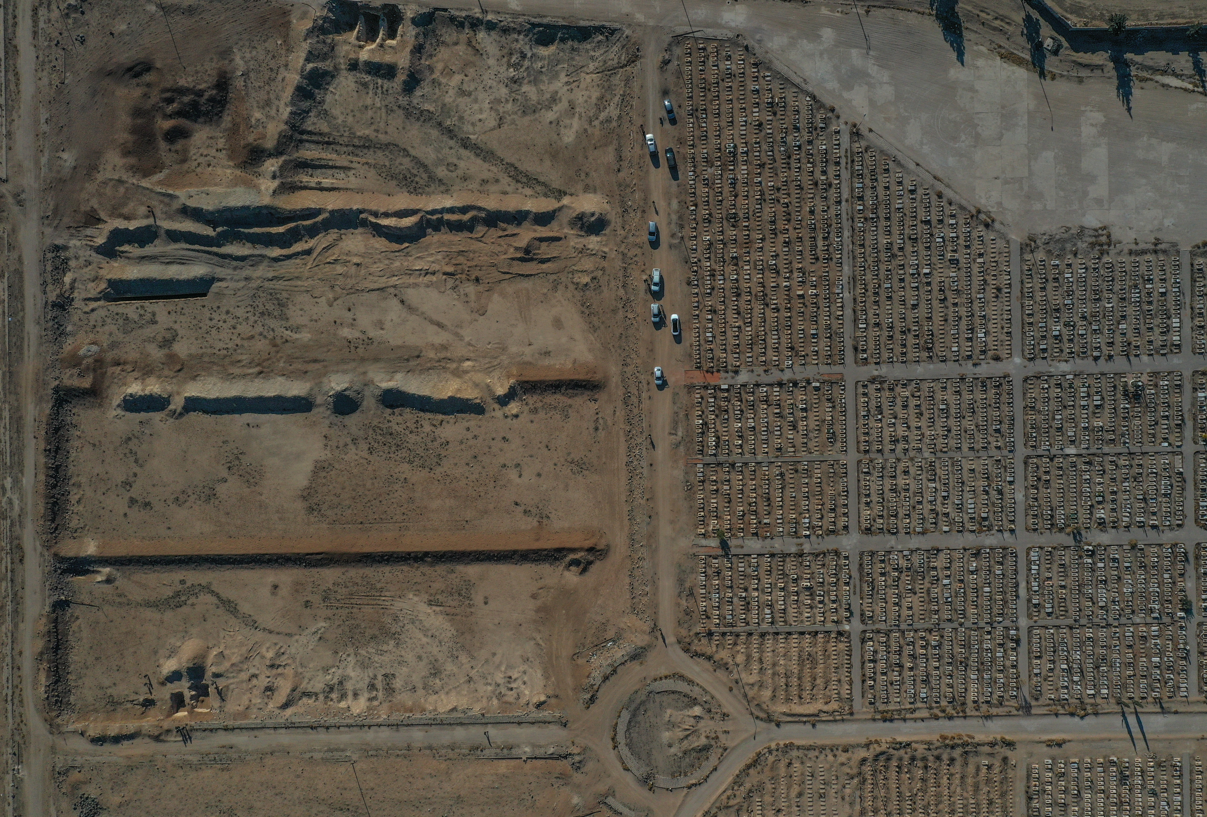 AA-20241215-36489685-36489660-SAMIN_HUSEYNIYE_BOLGESINDE_TOPLU_MEZARLIK_OLDUGU_IDDIA_EDILEN_ALAN_AA_TARAFINDAN_GORUNTULENDI