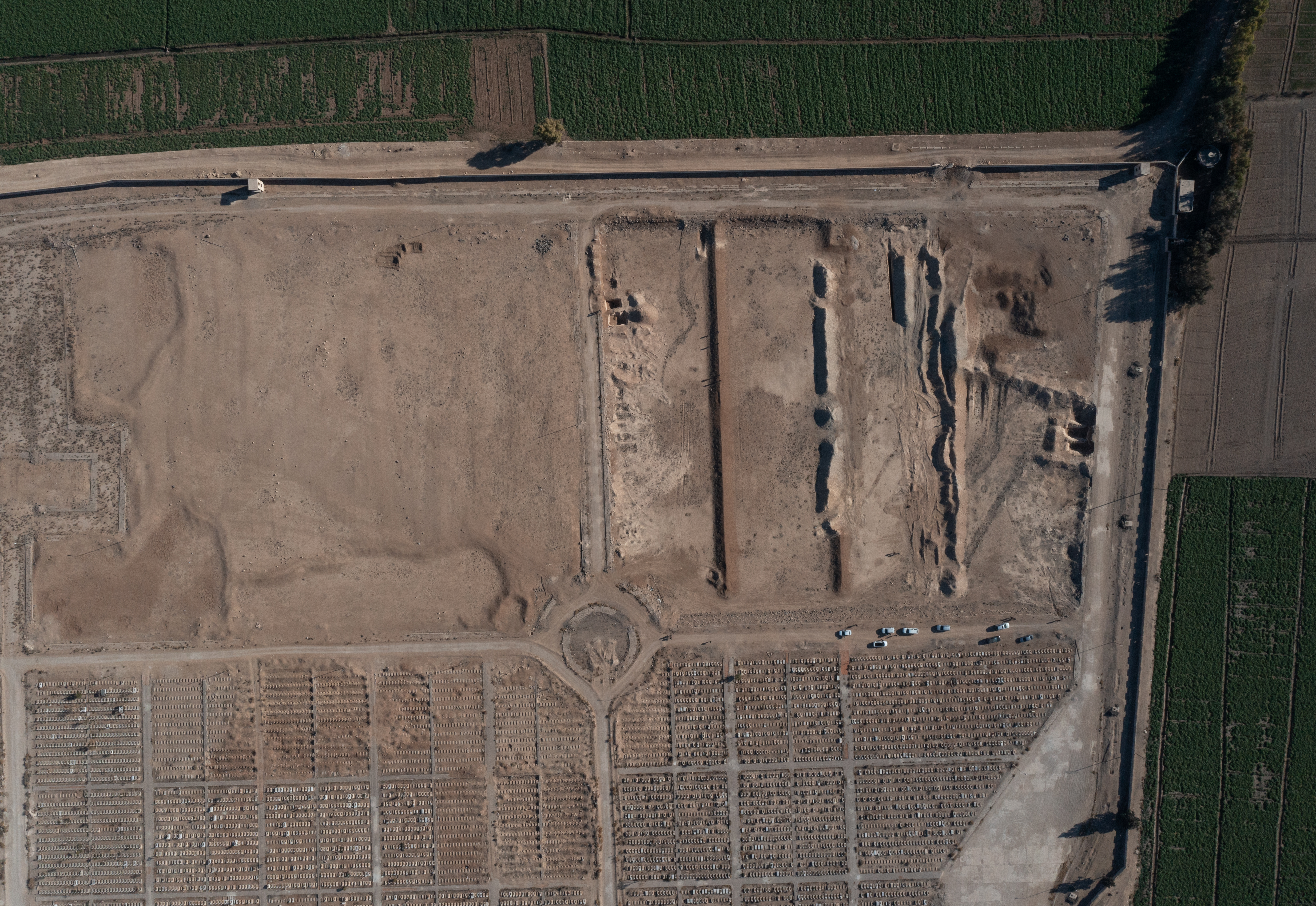 AA-20241215-36489685-36489662-SAMIN_HUSEYNIYE_BOLGESINDE_TOPLU_MEZARLIK_OLDUGU_IDDIA_EDILEN_ALAN_AA_TARAFINDAN_GORUNTULENDI