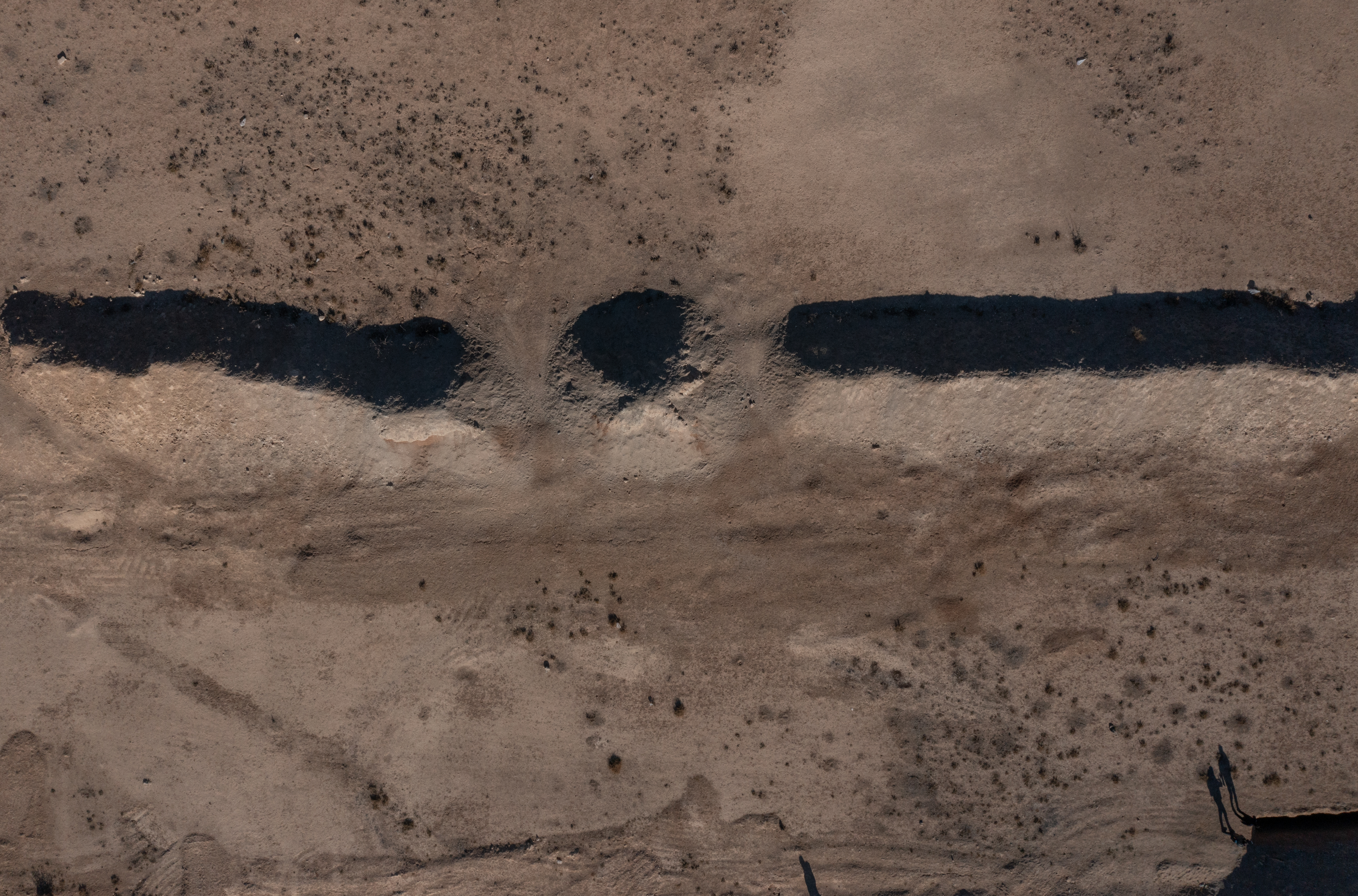 AA-20241215-36489685-36489667-SAMIN_HUSEYNIYE_BOLGESINDE_TOPLU_MEZARLIK_OLDUGU_IDDIA_EDILEN_ALAN_AA_TARAFINDAN_GORUNTULENDI