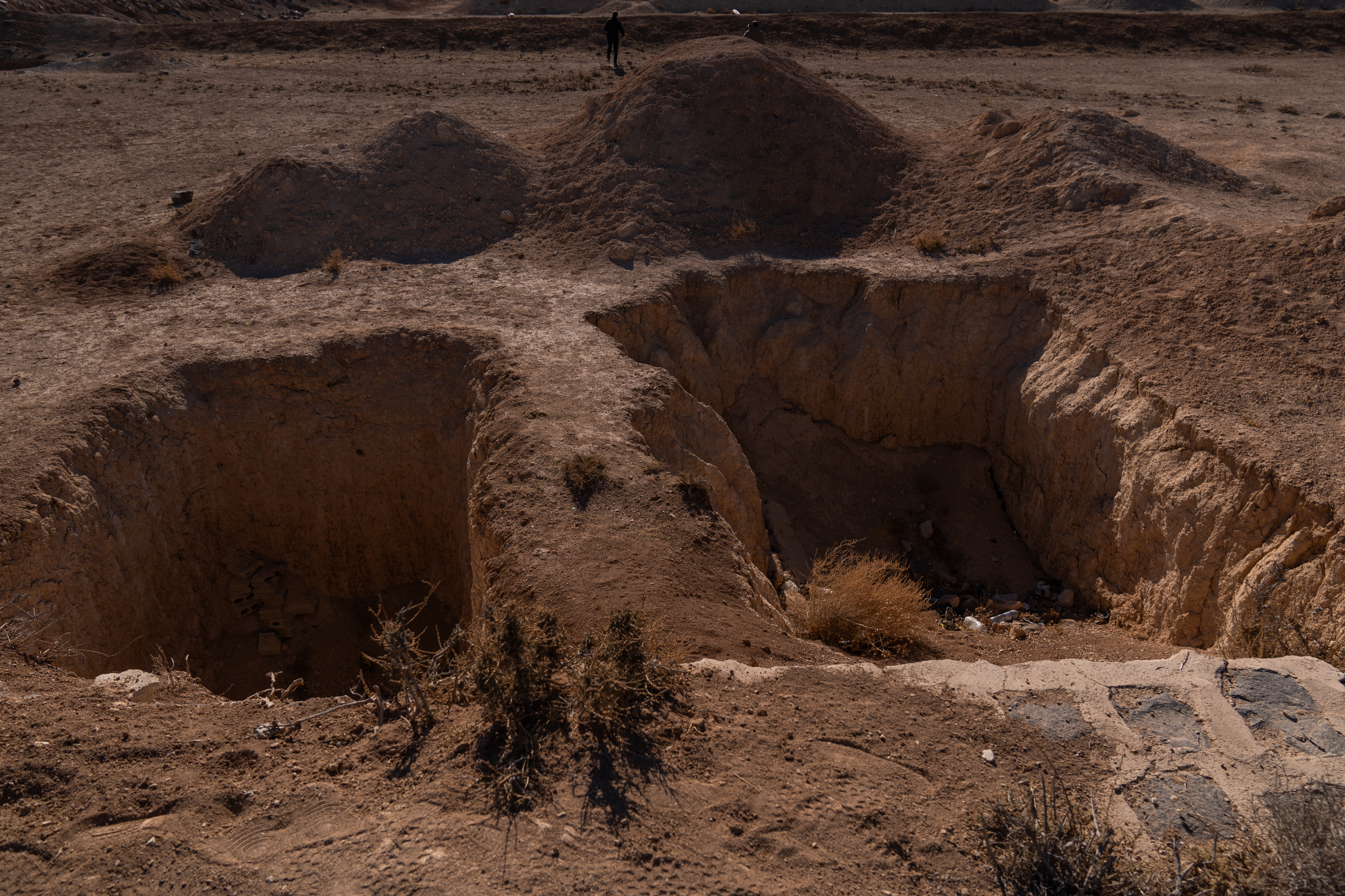 AA-20241215-36489685-36489679-SAMIN_HUSEYNIYE_BOLGESINDE_TOPLU_MEZARLIK_OLDUGU_IDDIA_EDILEN_ALAN_AA_TARAFINDAN_GORUNTULENDI