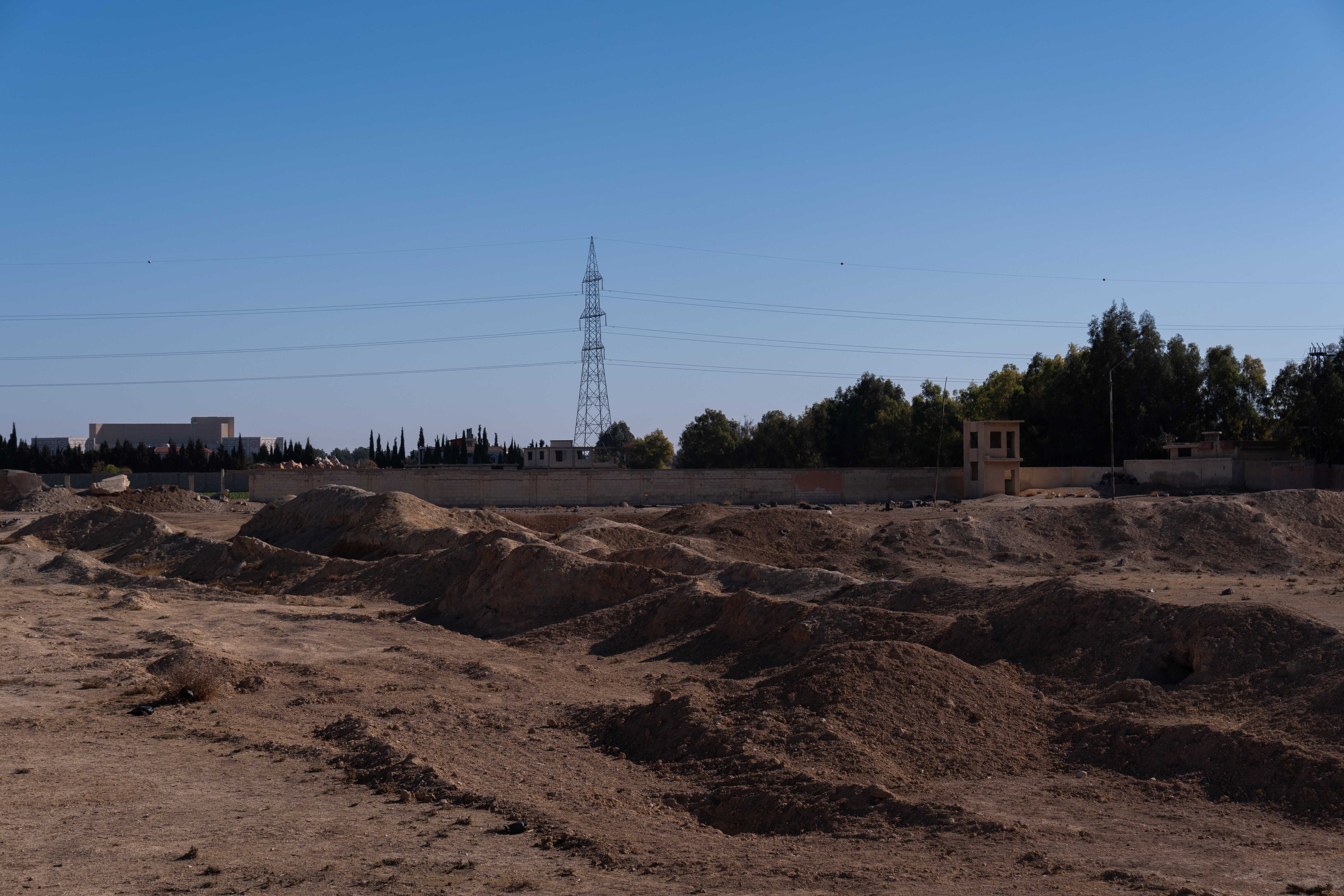 AA-20241215-36489685-36489680-SAMIN_HUSEYNIYE_BOLGESINDE_TOPLU_MEZARLIK_OLDUGU_IDDIA_EDILEN_ALAN_AA_TARAFINDAN_GORUNTULENDI