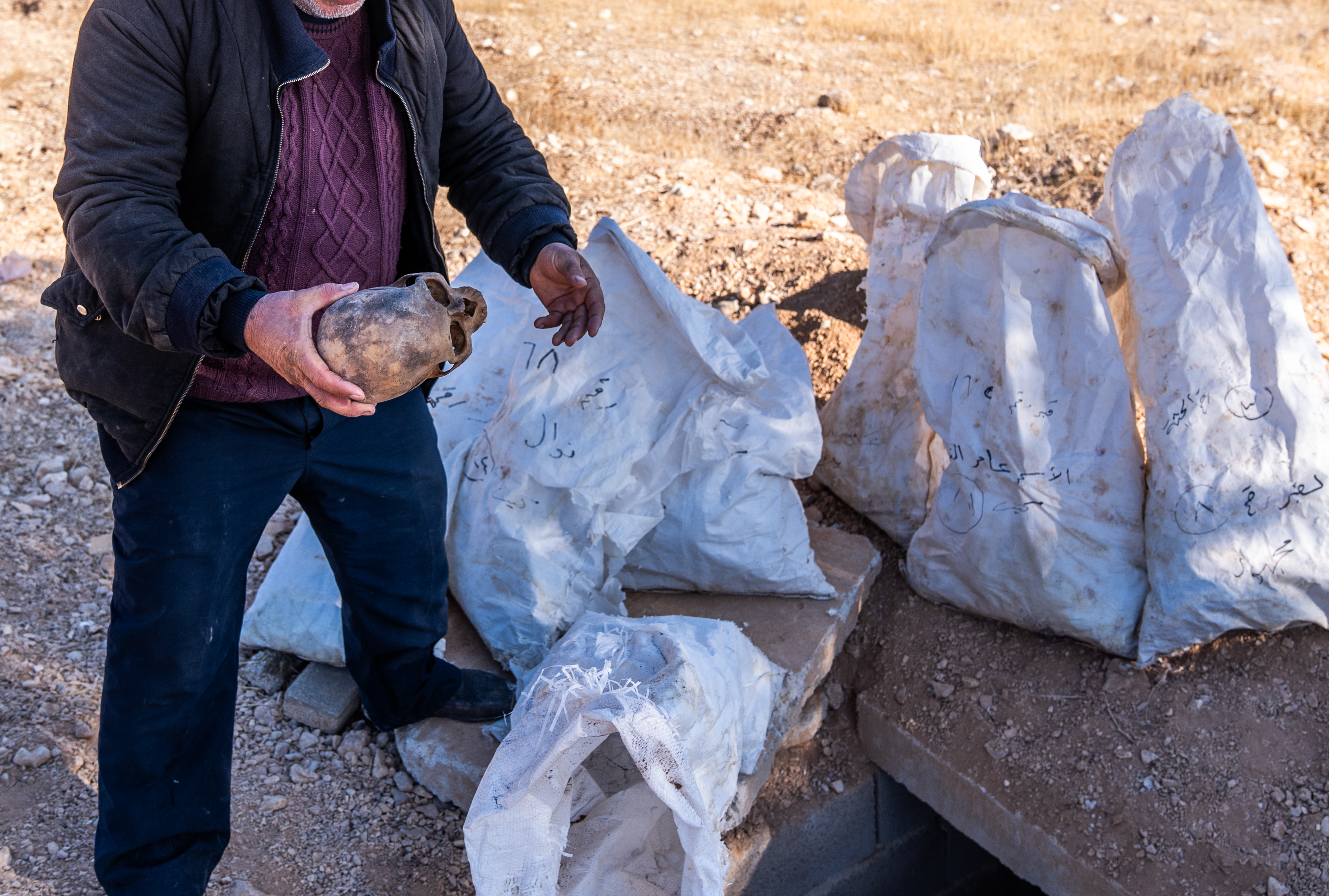 AA-20241216-36496191-36496185-AA_SAMDA_CESET_KALINTILARIYLA_DOLU_CUVALLARIN_BULUNDUGU_YENI_TOPLU_MEZARI_GORUNTULEDI