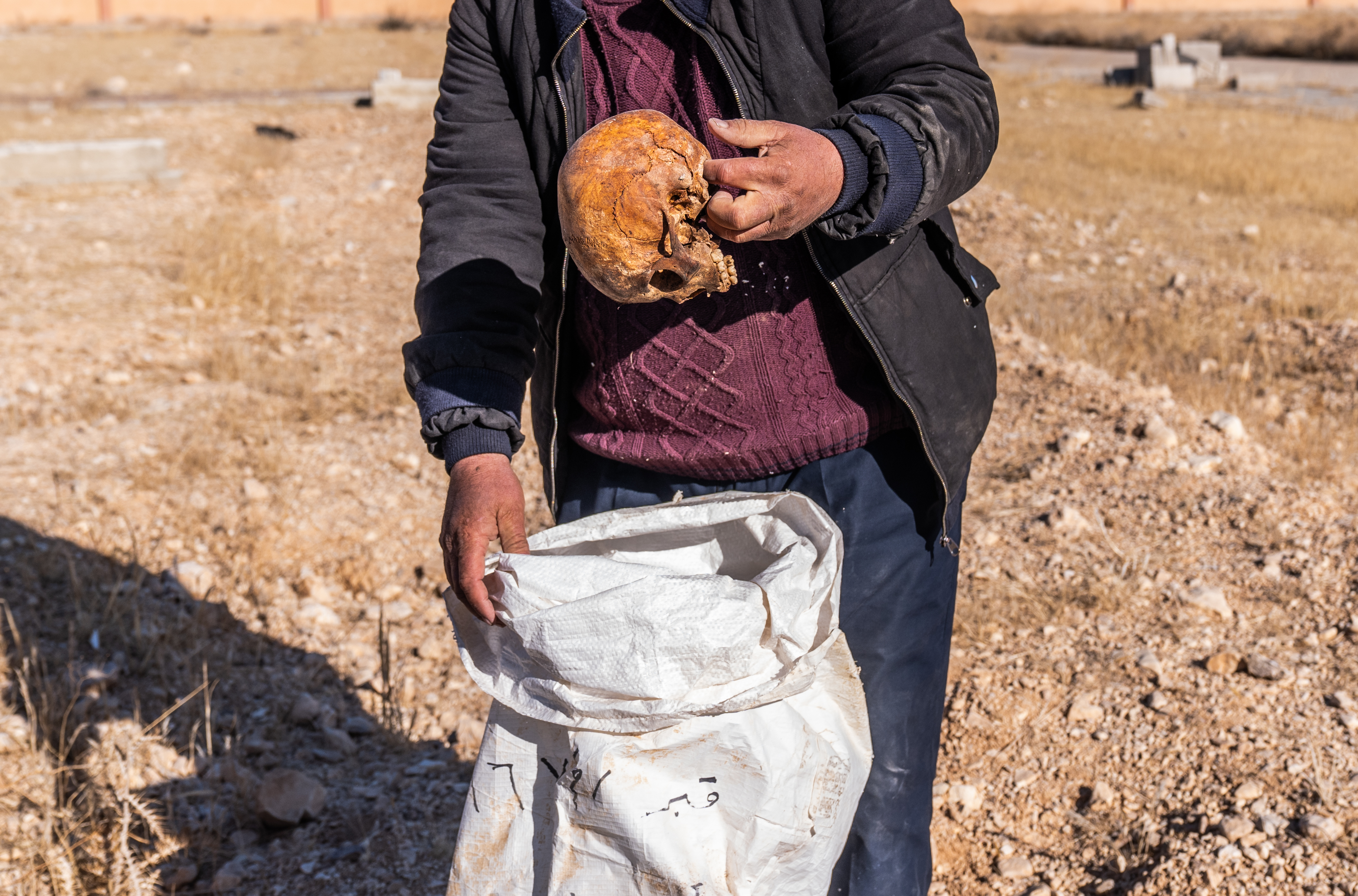 AA-20241216-36496191-36496189-AA_SAMDA_CESET_KALINTILARIYLA_DOLU_CUVALLARIN_BULUNDUGU_YENI_TOPLU_MEZARI_GORUNTULEDI