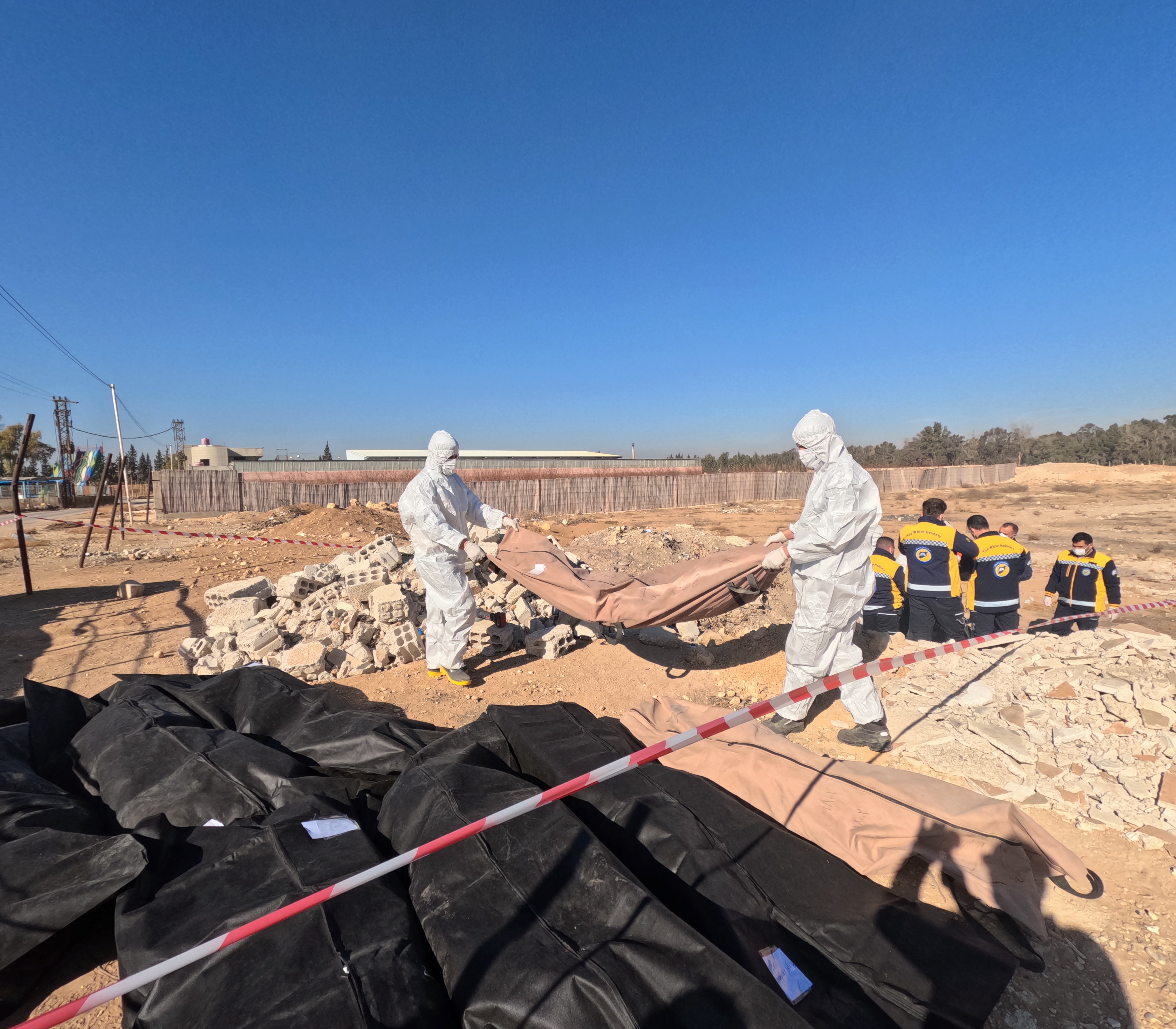 AA-20241216-36500343-36500331-AA_SAMDA_CESET_KALINTILARIYLA_DOLU_CUVALLARIN_BULUNDUGU_YENI_TOPLU_MEZARI_GORUNTULEDI