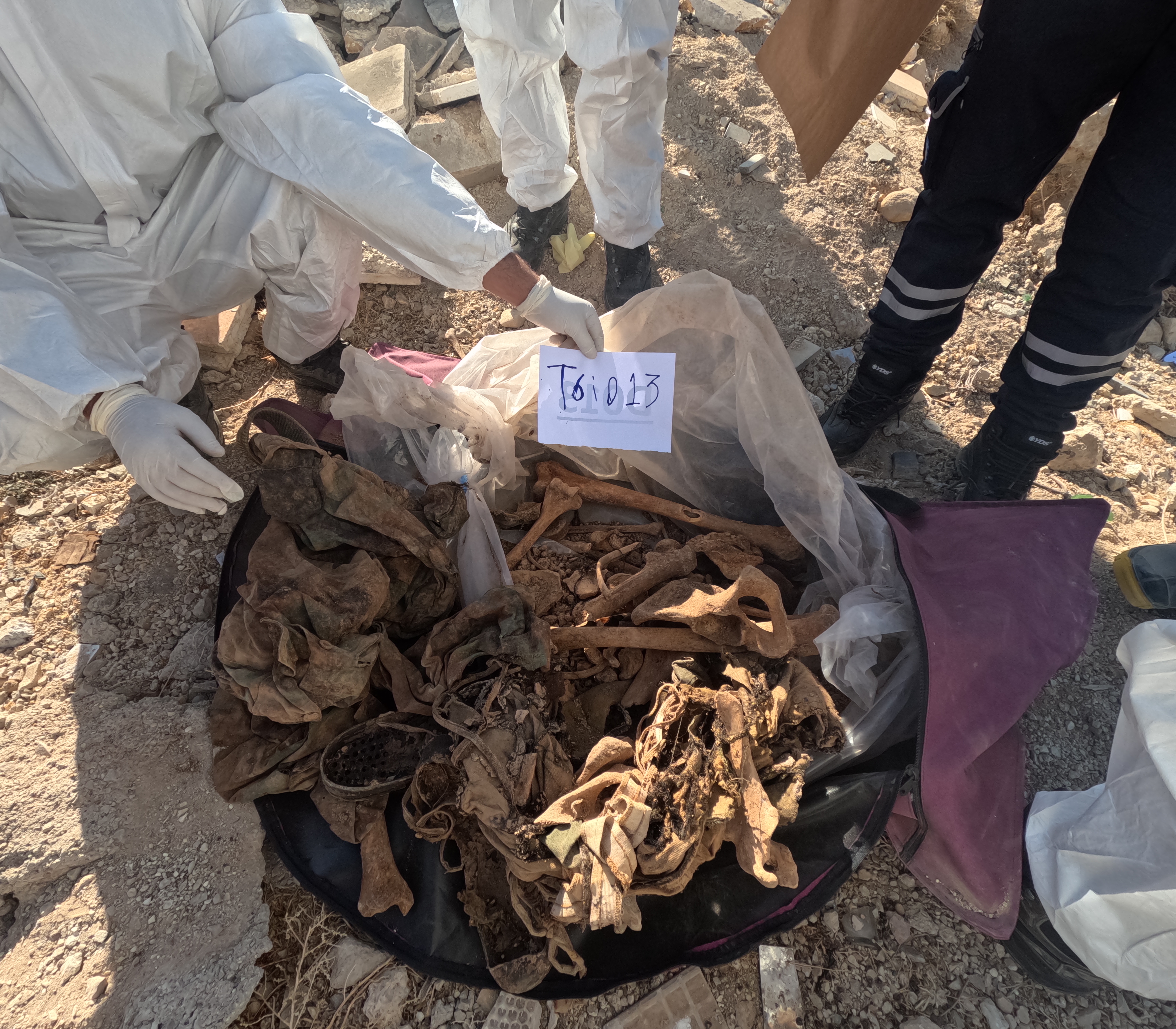 AA-20241216-36500343-36500334-AA_SAMDA_CESET_KALINTILARIYLA_DOLU_CUVALLARIN_BULUNDUGU_YENI_TOPLU_MEZARI_GORUNTULEDI