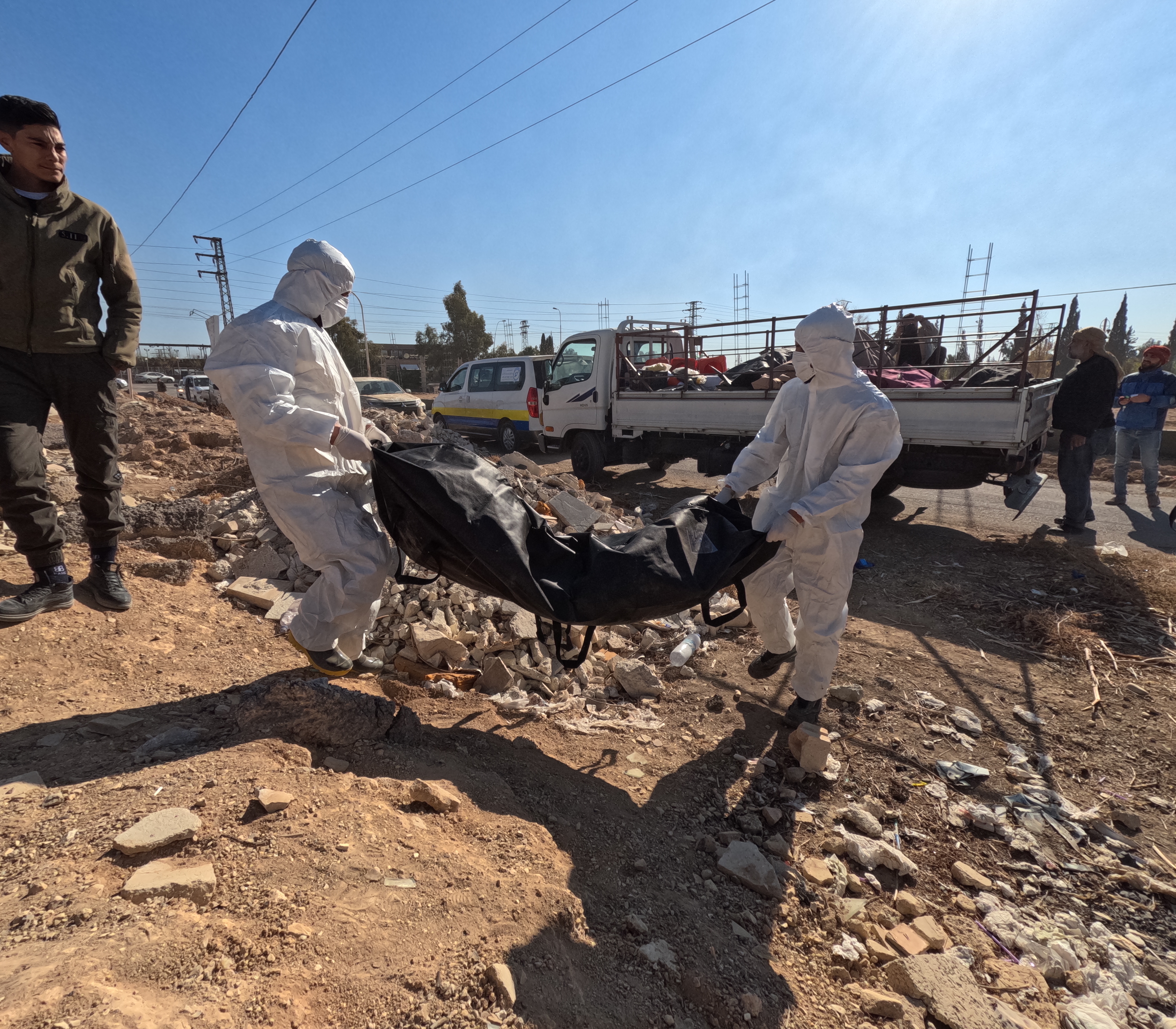 AA-20241216-36500343-36500340-AA_SAMDA_CESET_KALINTILARIYLA_DOLU_CUVALLARIN_BULUNDUGU_YENI_TOPLU_MEZARI_GORUNTULEDI