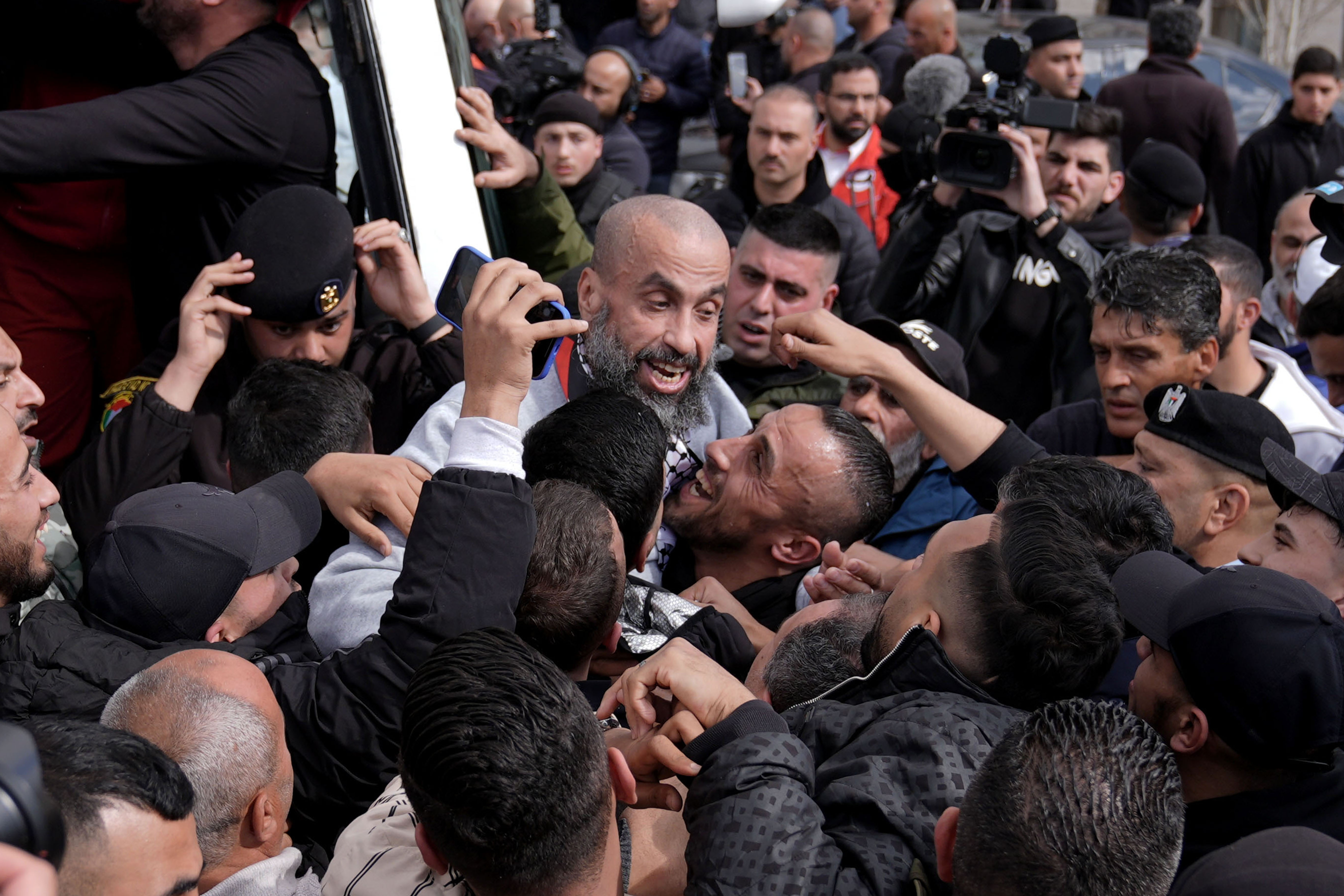 AA-20250201-36927304-36927288-HAMAS_ILE_ISRAIL_ARASINDAKI_TAKASI_KAPSAMINDA_SERBEST_BIRAKILAN_FILISTINLILER_RAMALLAH_KENTINE_ULASTI