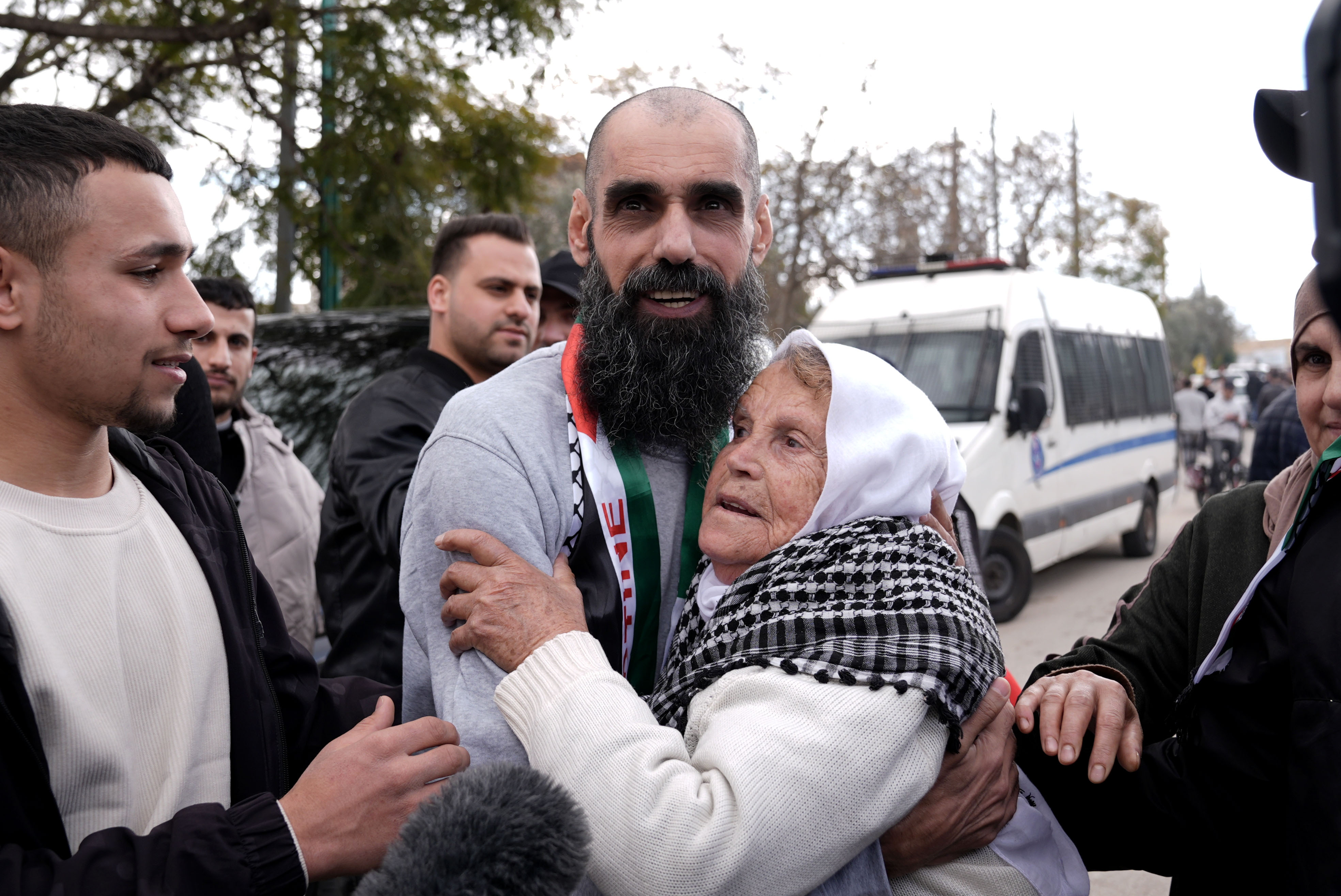 AA-20250201-36927304-36927297-HAMAS_ILE_ISRAIL_ARASINDAKI_TAKASI_KAPSAMINDA_SERBEST_BIRAKILAN_FILISTINLILER_RAMALLAH_KENTINE_ULASTI