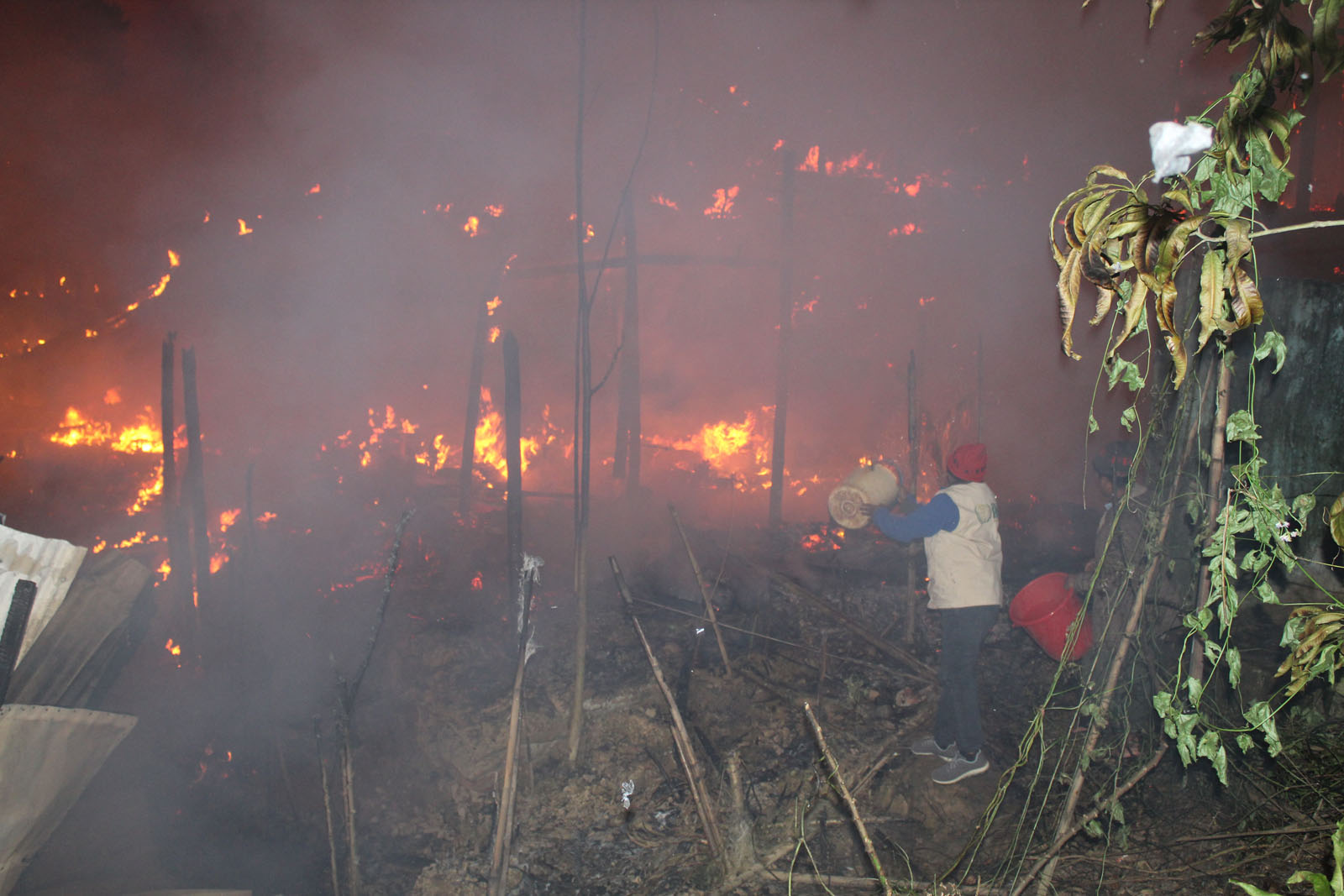 Arakanlı Müslümanların yaşadığı mülteci kampında büyük yangın (2)